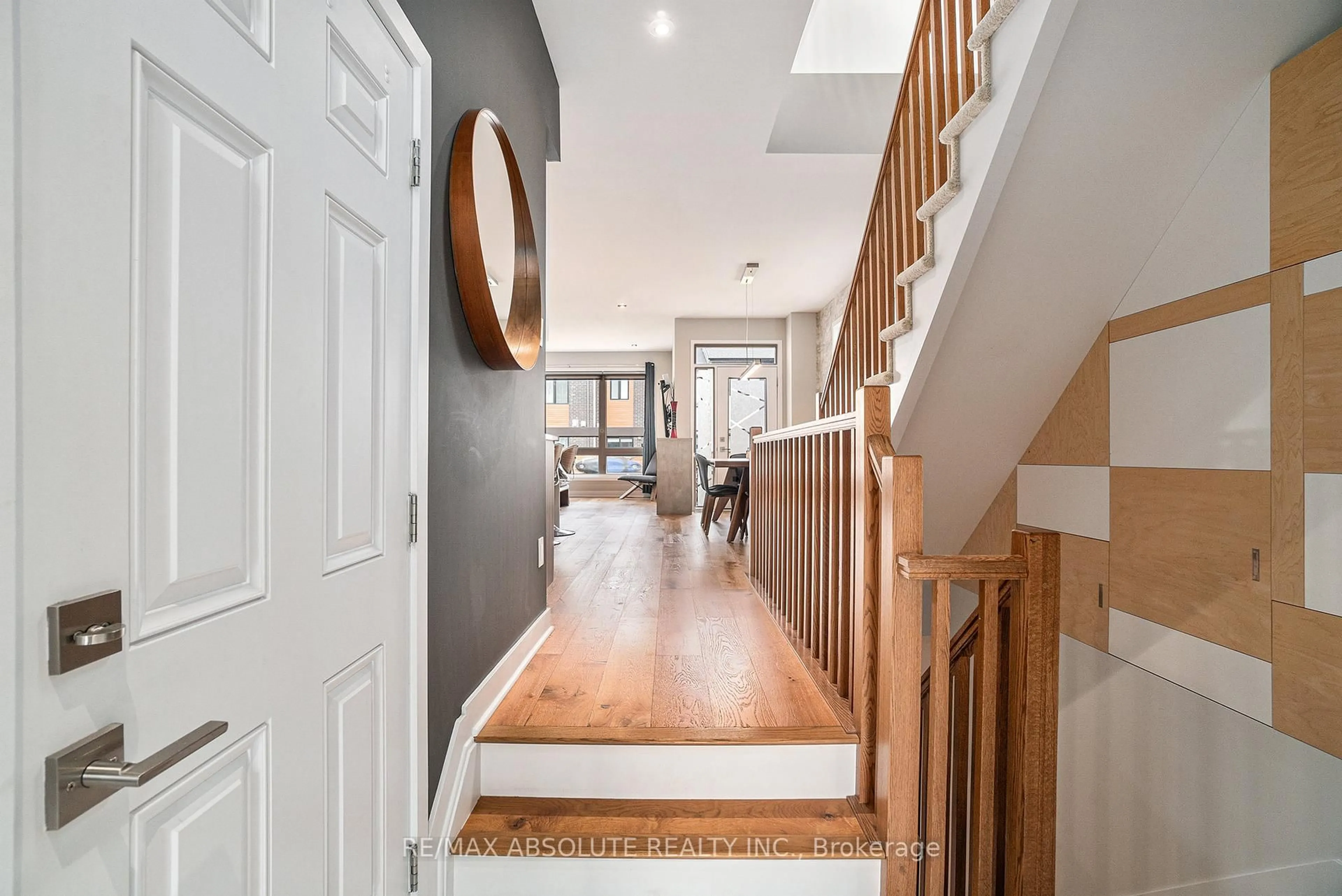 Indoor entryway for 560 Triangle St, Ottawa Ontario K2V 0M5