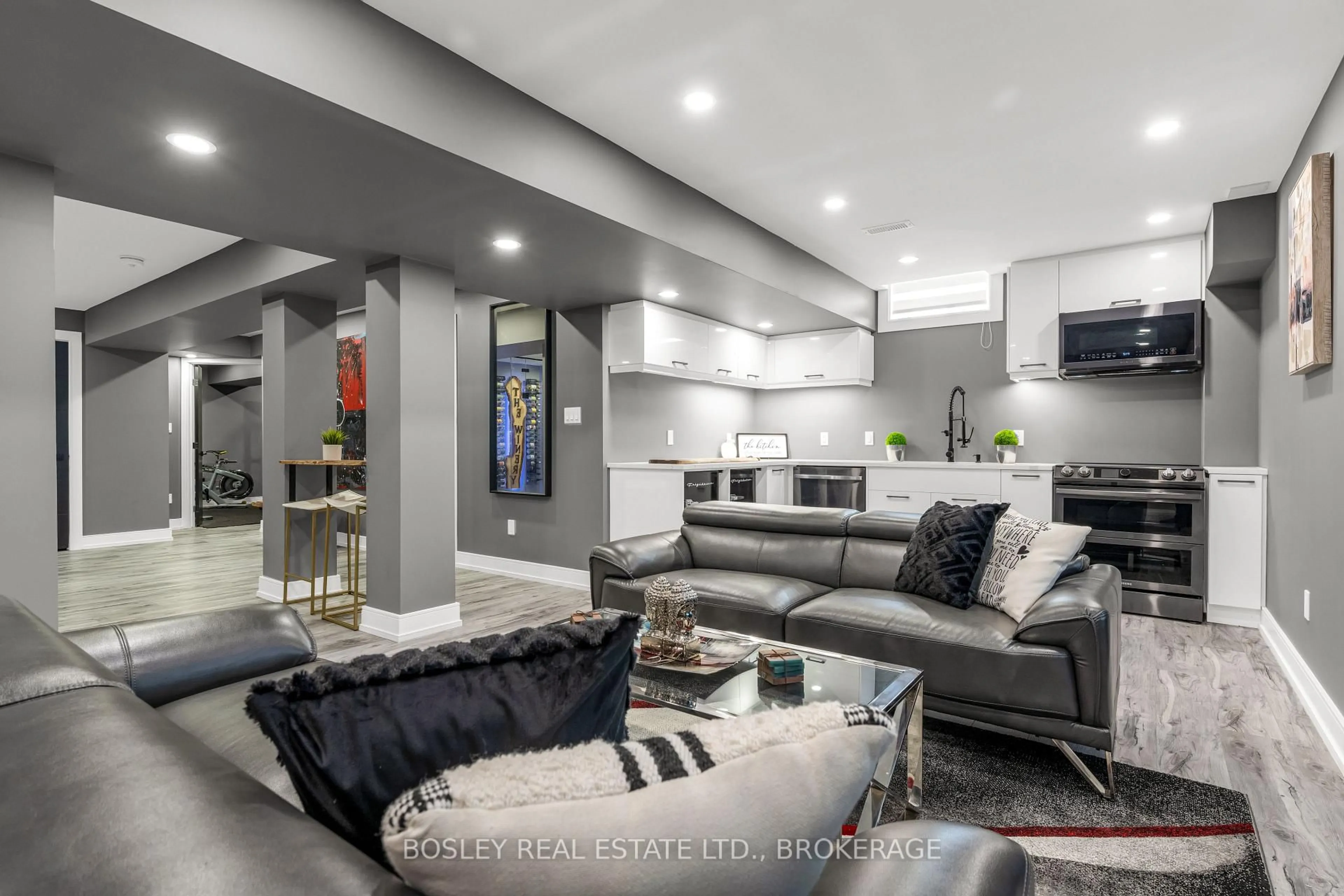 Living room with furniture, unknown for 251 Shoreview Dr, Welland Ontario L3B 0H3