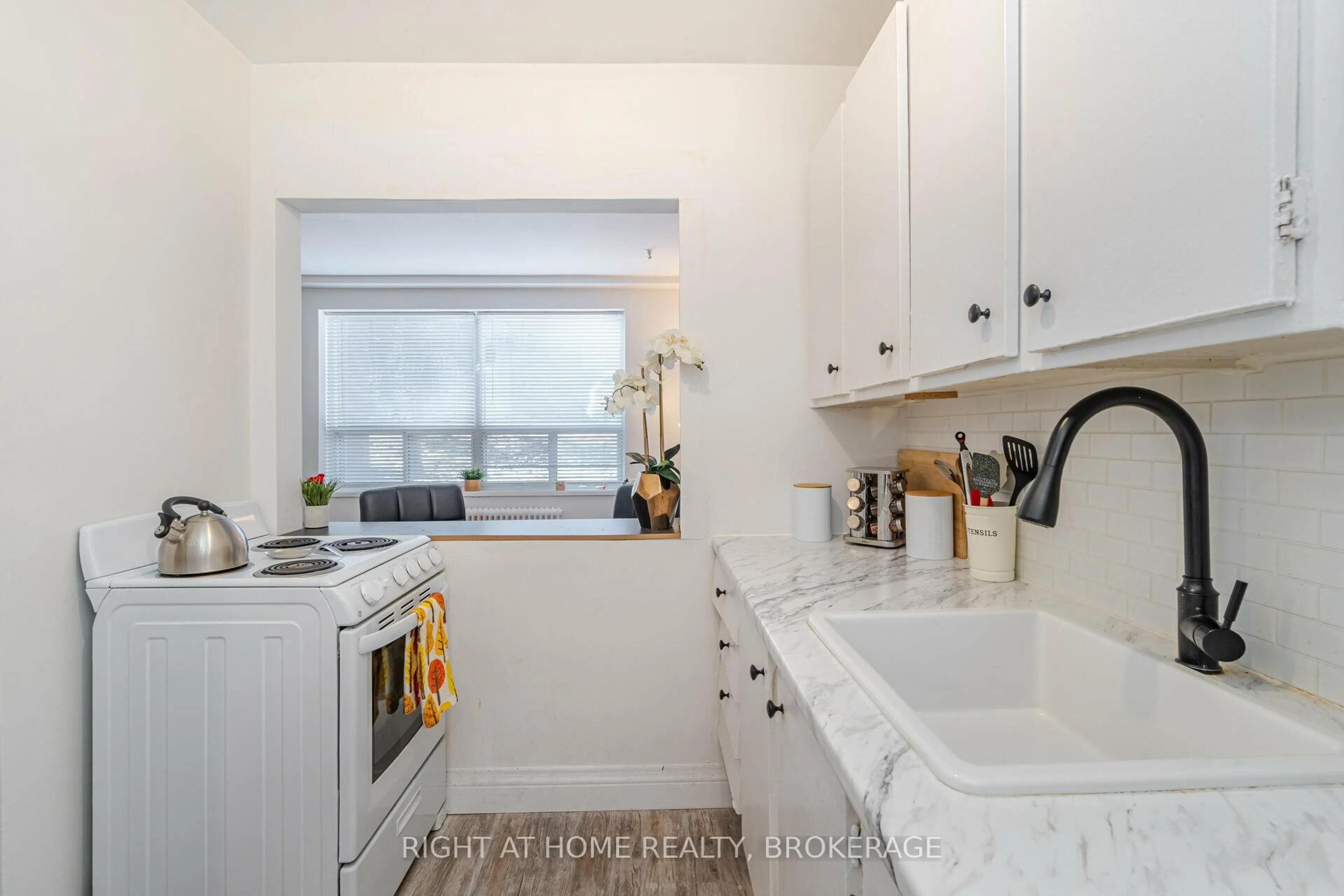 Standard kitchen, unknown for 57 Mericourt Rd #103, Hamilton Ontario L8S 2N5