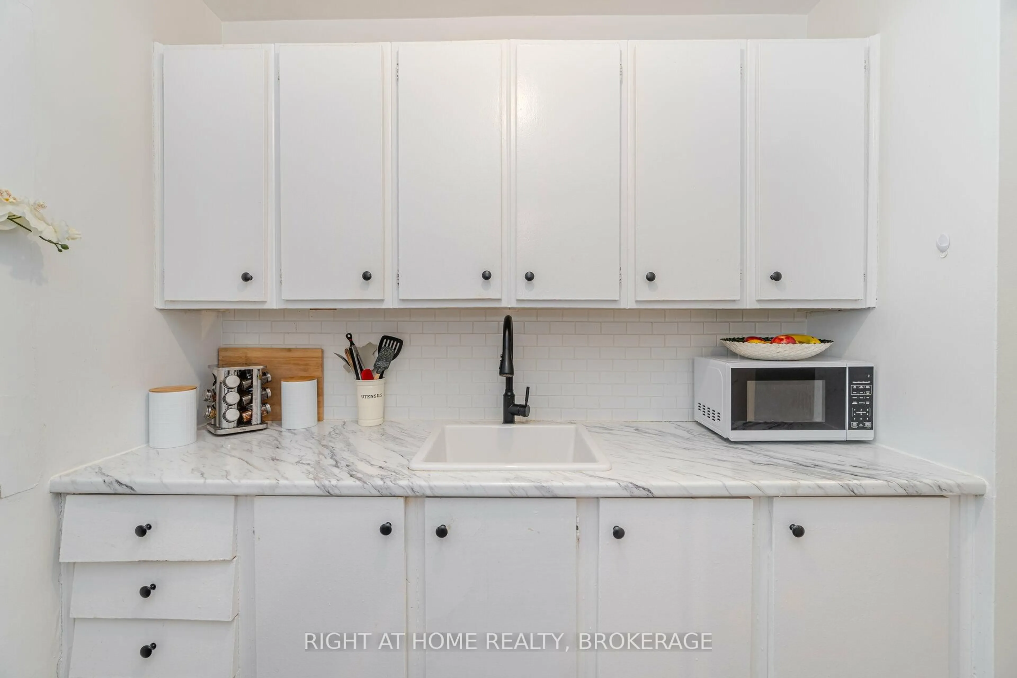 Standard kitchen, ceramic/tile floor for 57 Mericourt Rd #103, Hamilton Ontario L8S 2N5