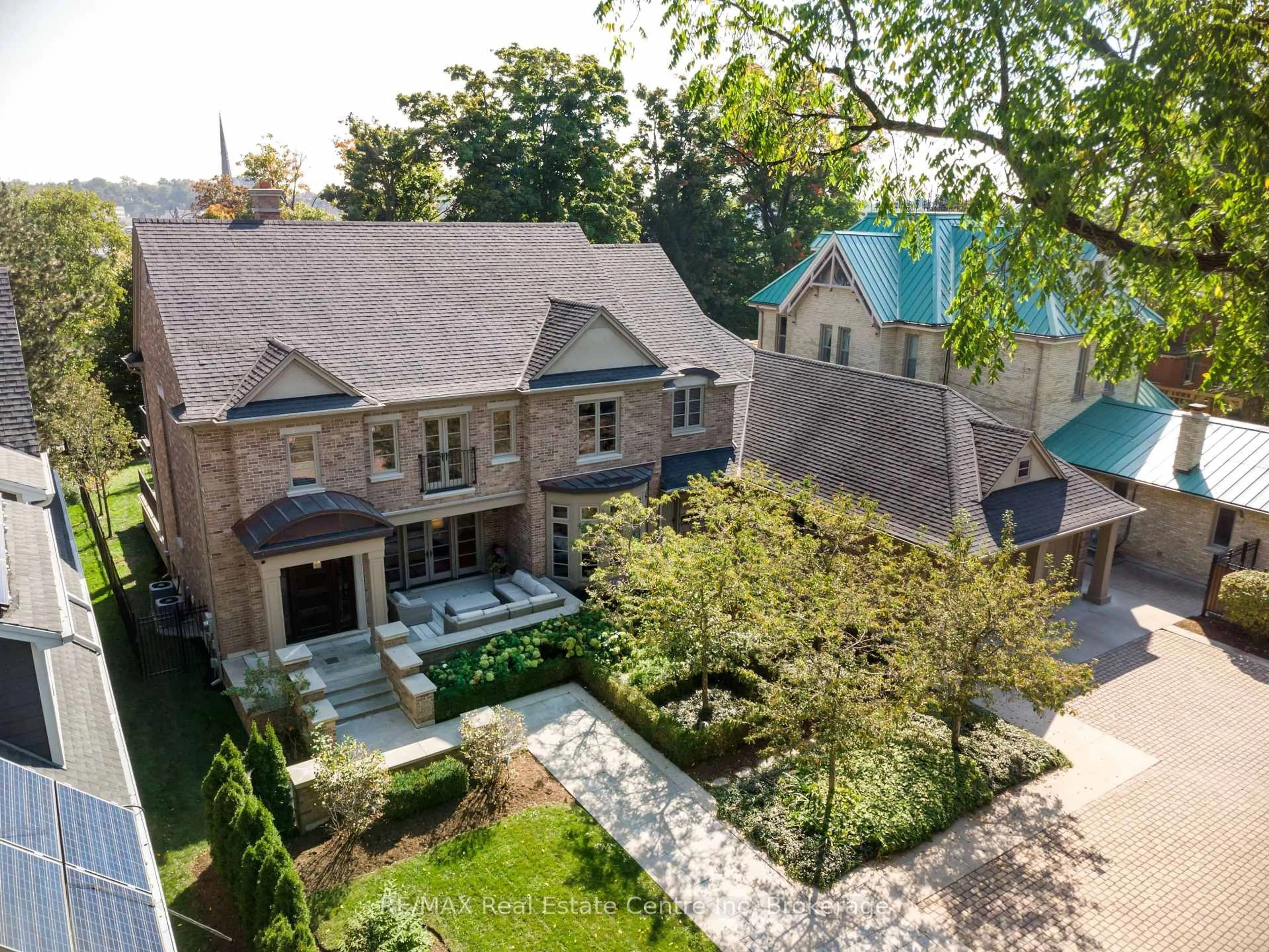 A pic from outside/outdoor area/front of a property/back of a property/a pic from drone, street for 18 Crescent Pl, Cambridge Ontario N1S 2N8
