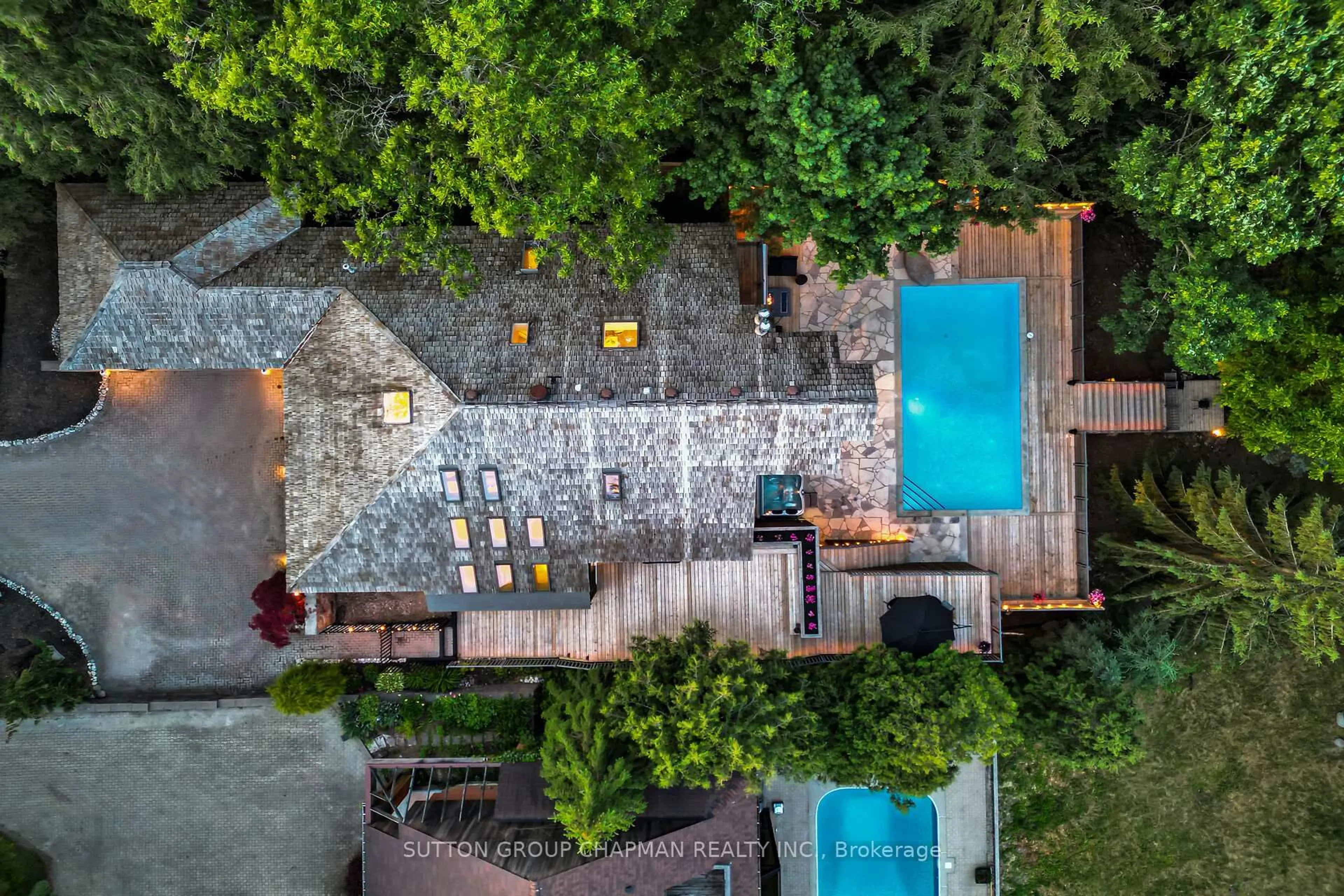 A pic from outside/outdoor area/front of a property/back of a property/a pic from drone, street for 712 Riverside Dr, London North Ontario N6H 2S4