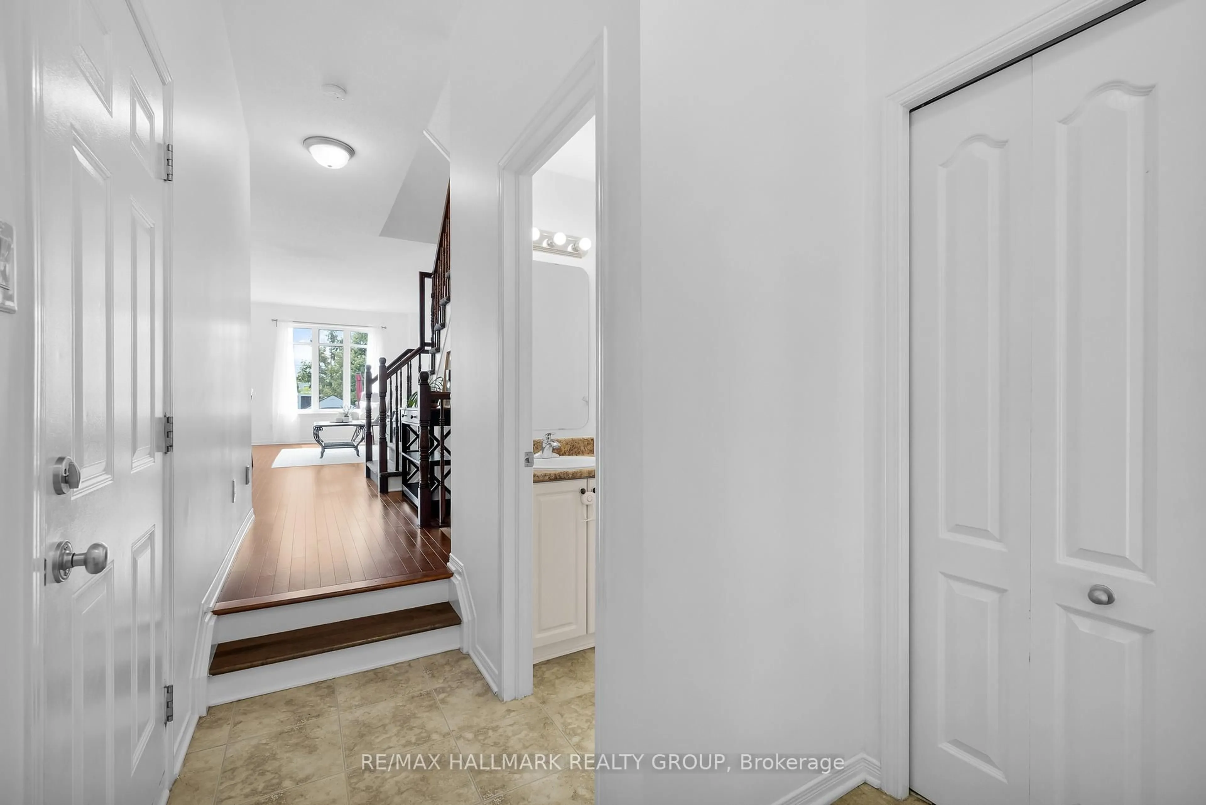 Indoor entryway for 606 Everlasting Cres, Ottawa Ontario K4A 0K1