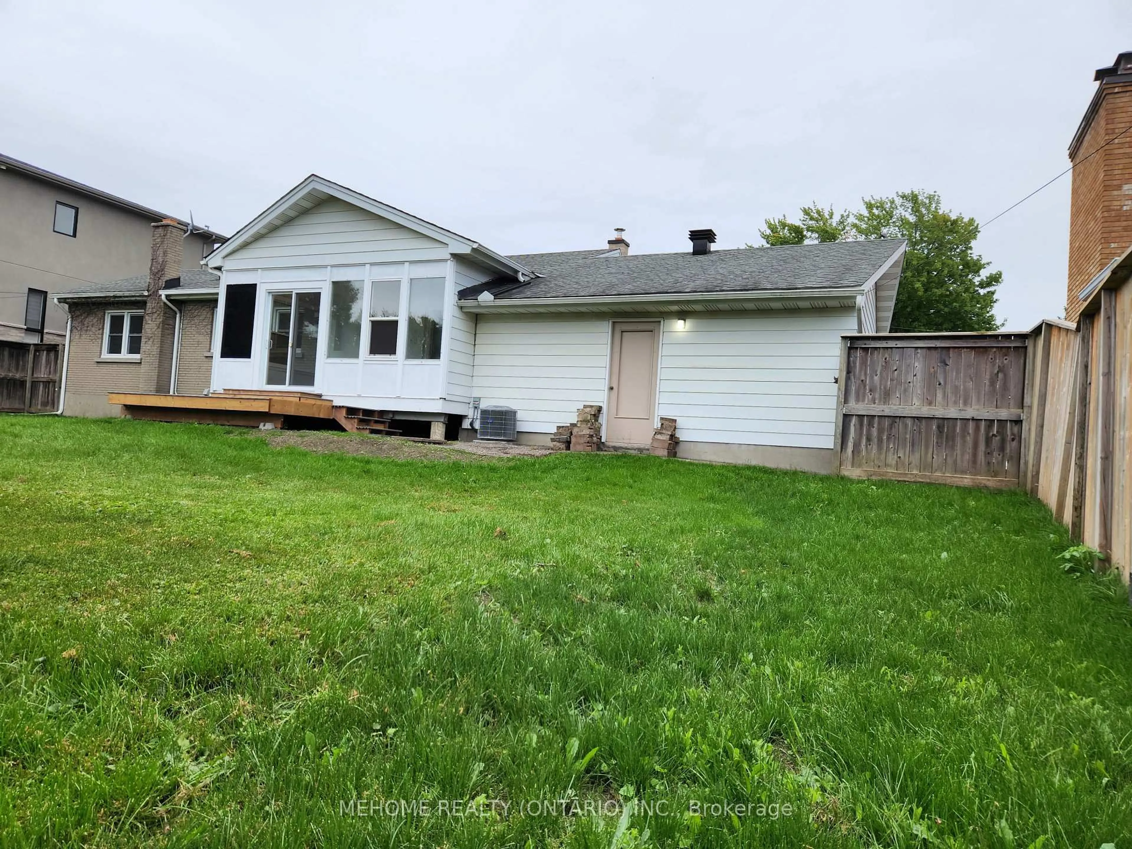 A pic from outside/outdoor area/front of a property/back of a property/a pic from drone, unknown for 9 Epworth Ave, Ottawa Ontario K2G 2L4