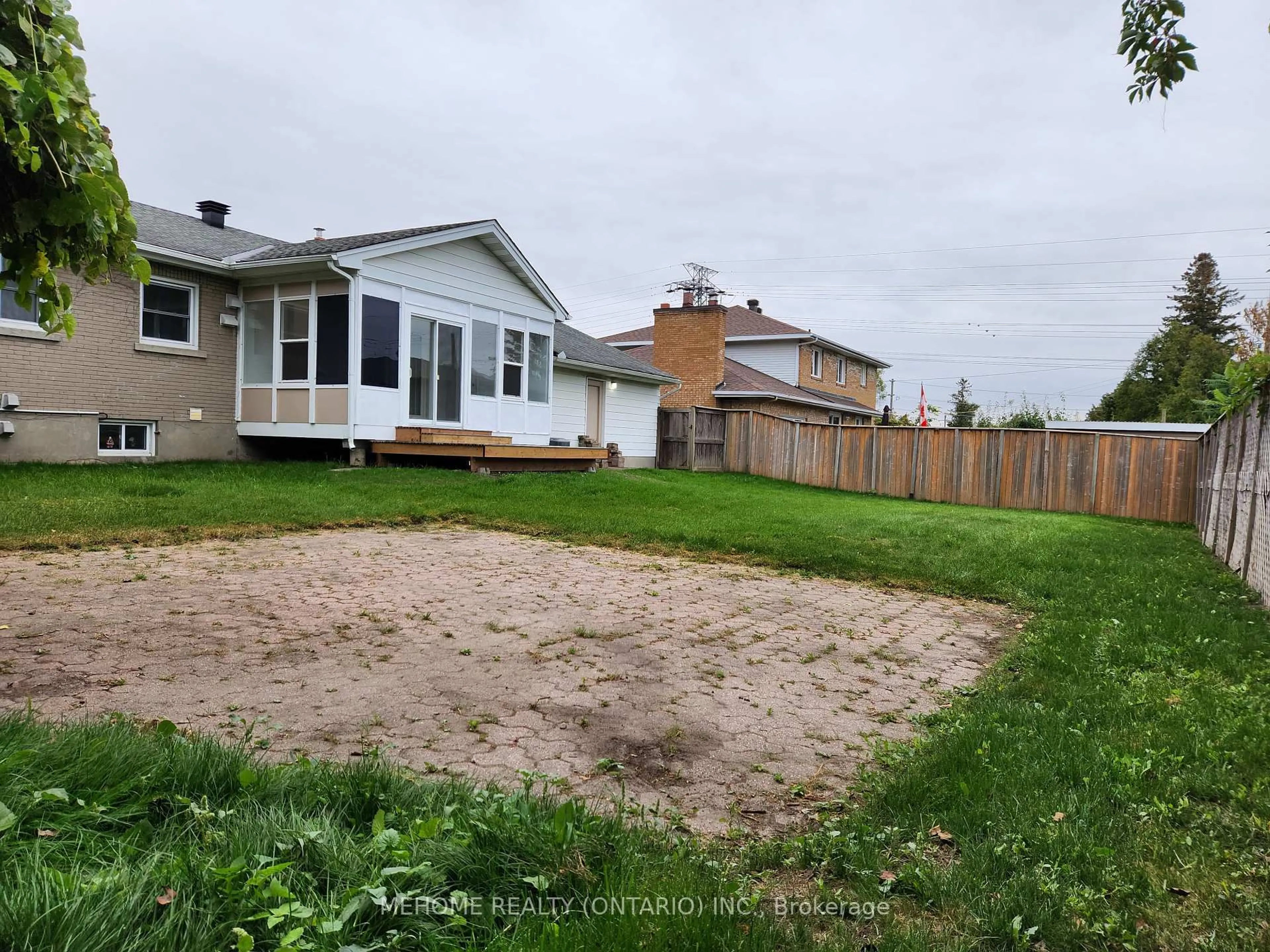 A pic from outside/outdoor area/front of a property/back of a property/a pic from drone, unknown for 9 Epworth Ave, Ottawa Ontario K2G 2L4