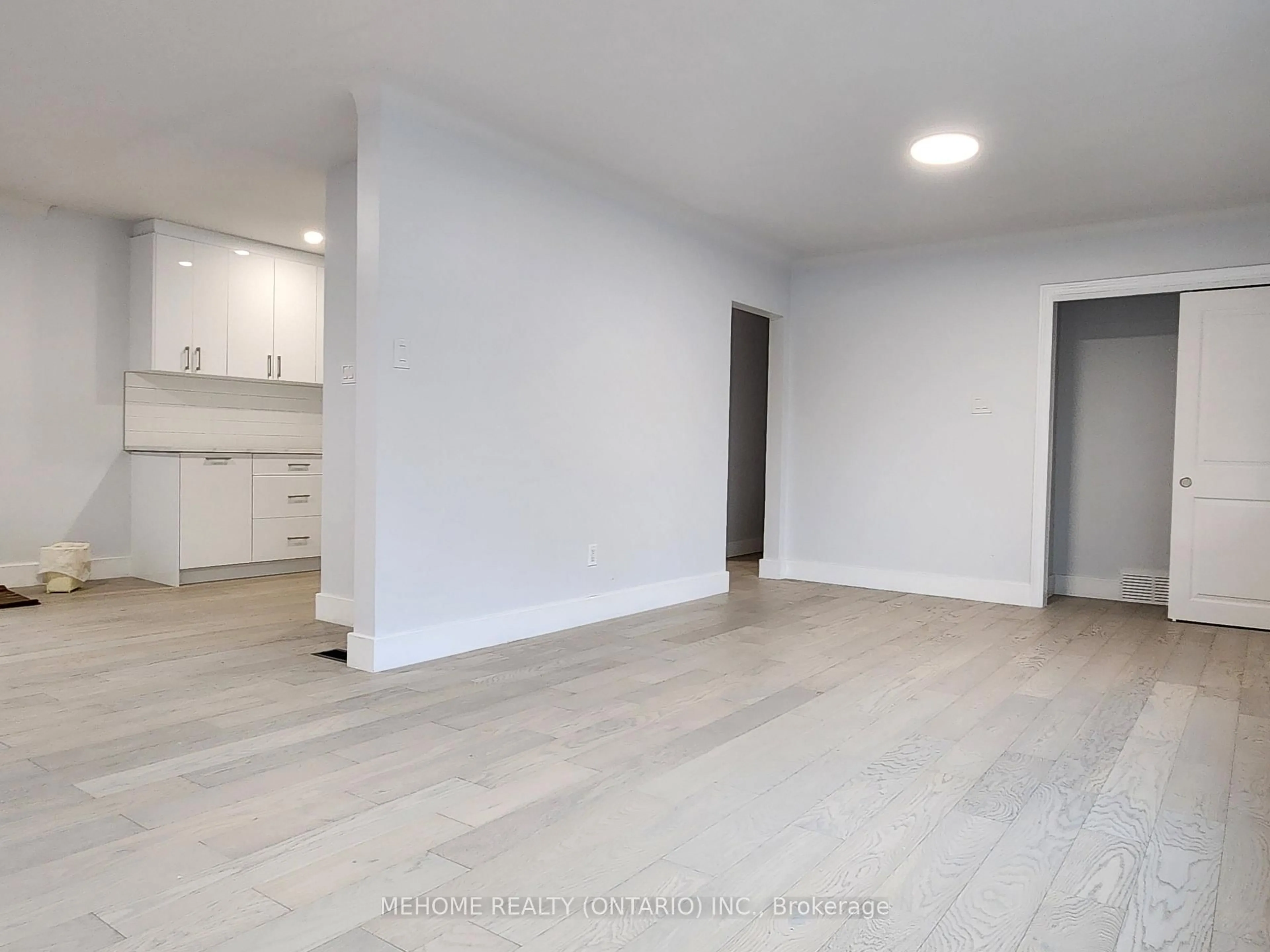 A pic of a room for 9 Epworth Ave, Ottawa Ontario K2G 2L4