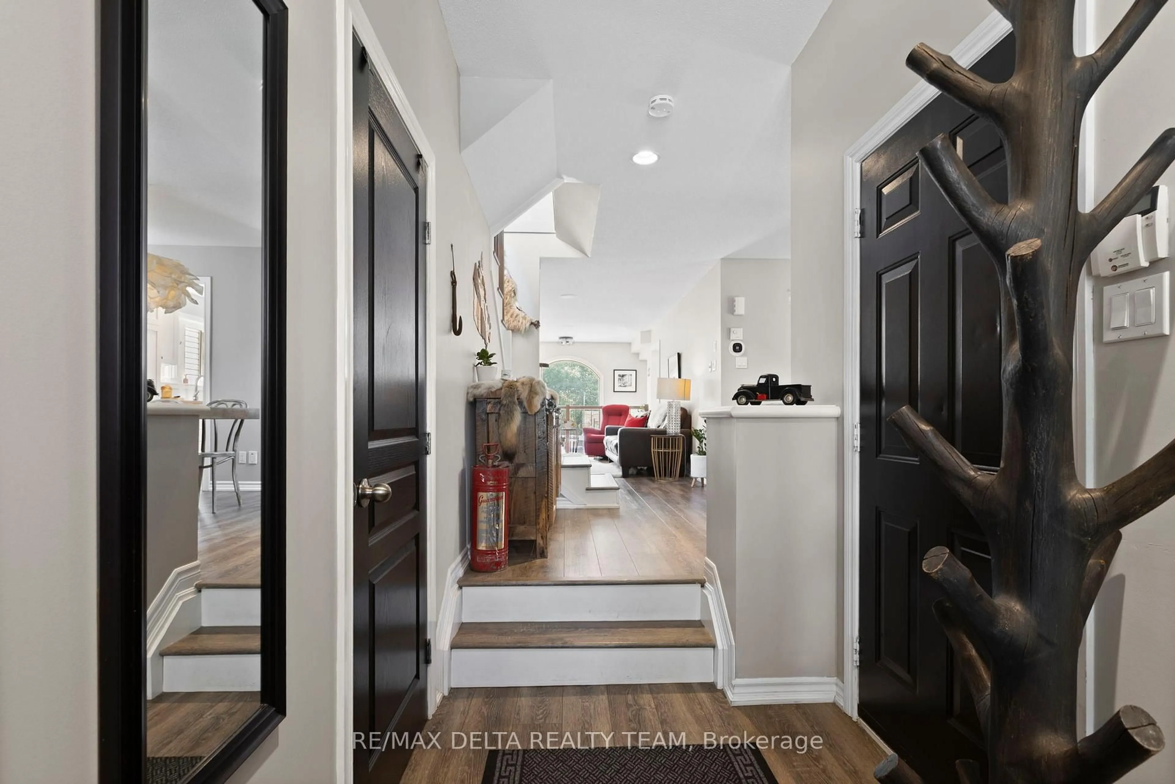 Indoor entryway for 2070 Melette Cres, Ottawa Ontario K4A 4X2