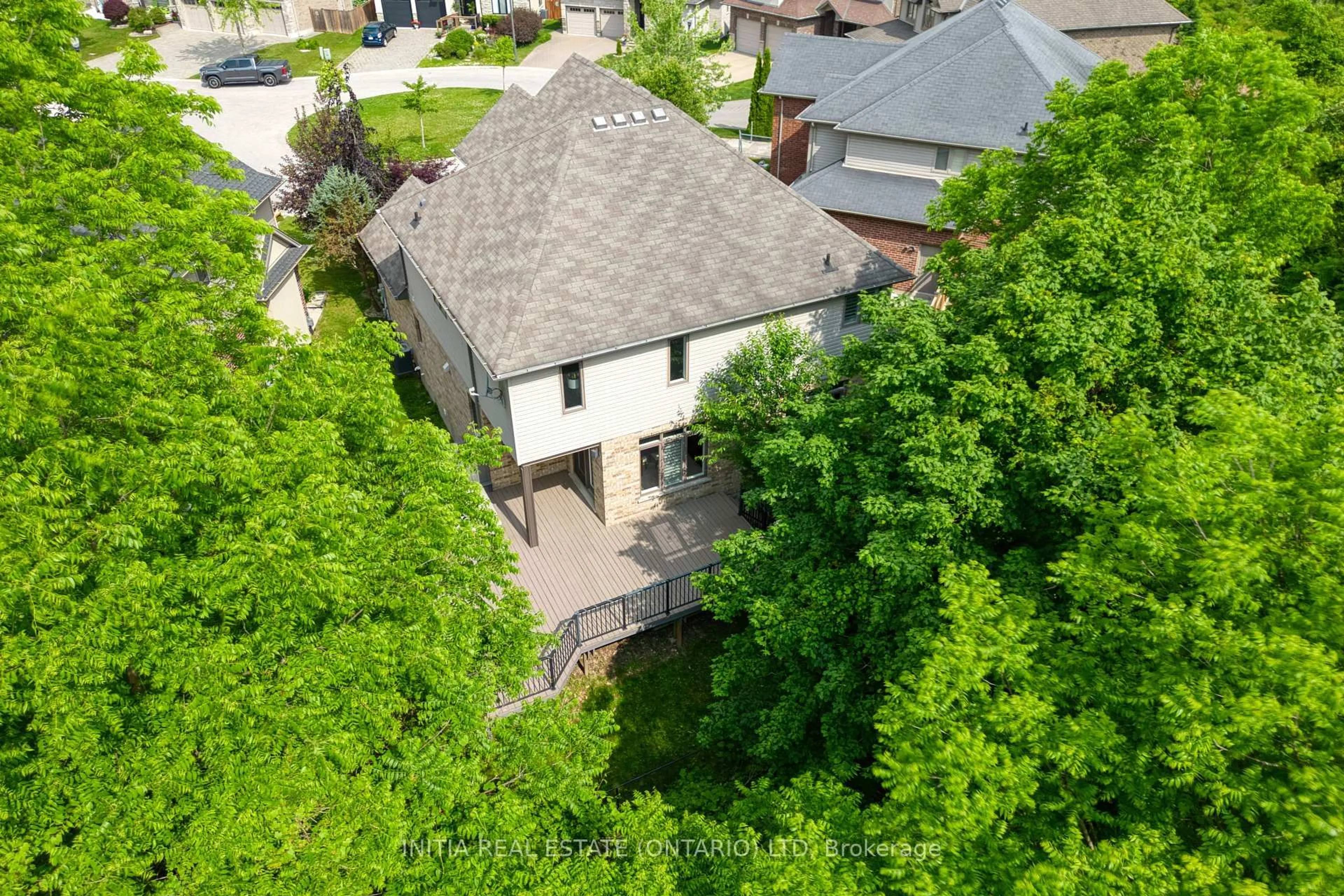 A pic from outside/outdoor area/front of a property/back of a property/a pic from drone, street for 1557 Privet Pl, London North Ontario N5X 0E7