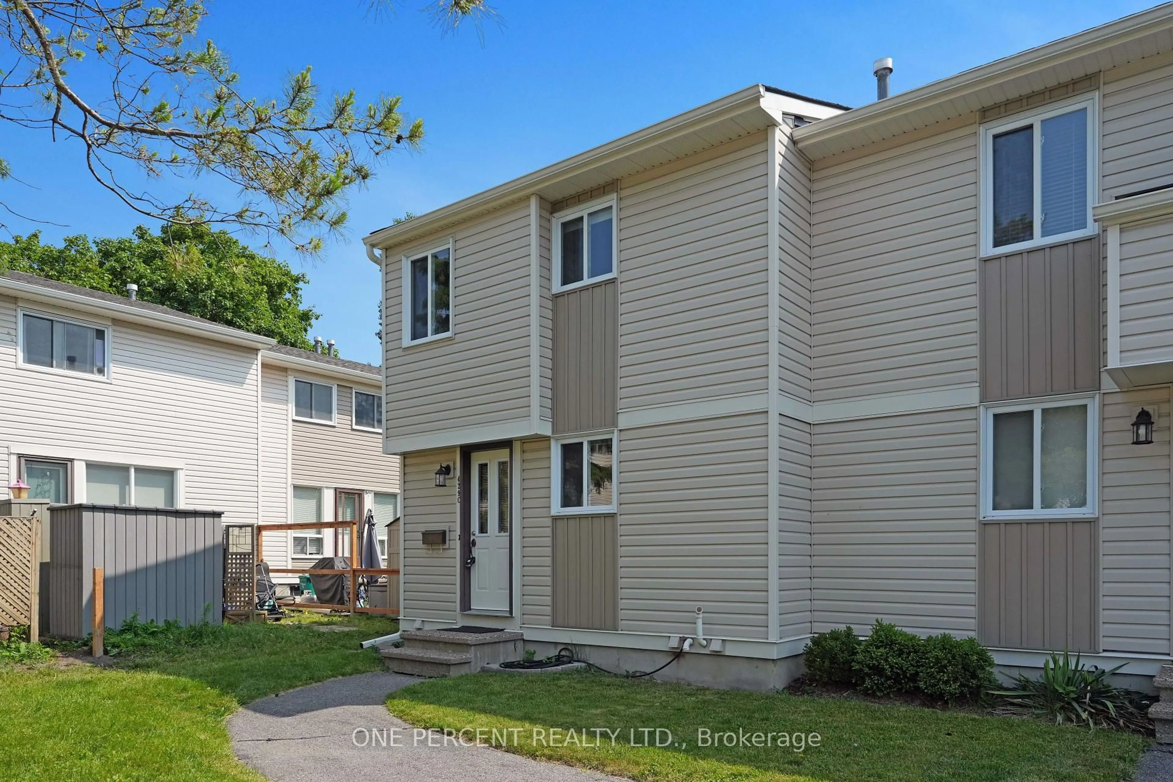 Home with vinyl exterior material, street for 429C Woodfield Dr #25, Ottawa Ontario K2G 4B8