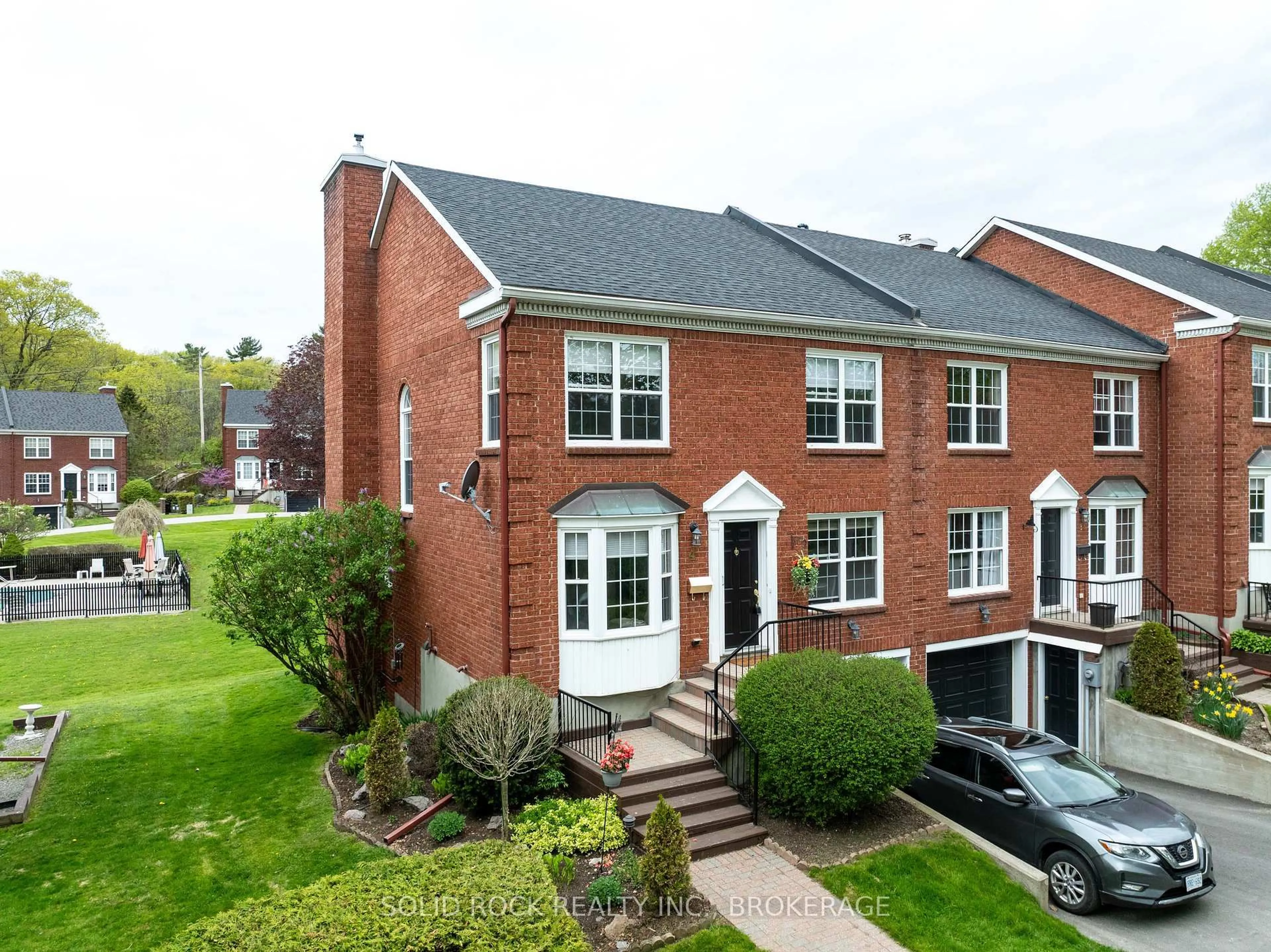 A pic from outside/outdoor area/front of a property/back of a property/a pic from drone, street for 4 Country Club Pl, Brockville Ontario K6V 6T5