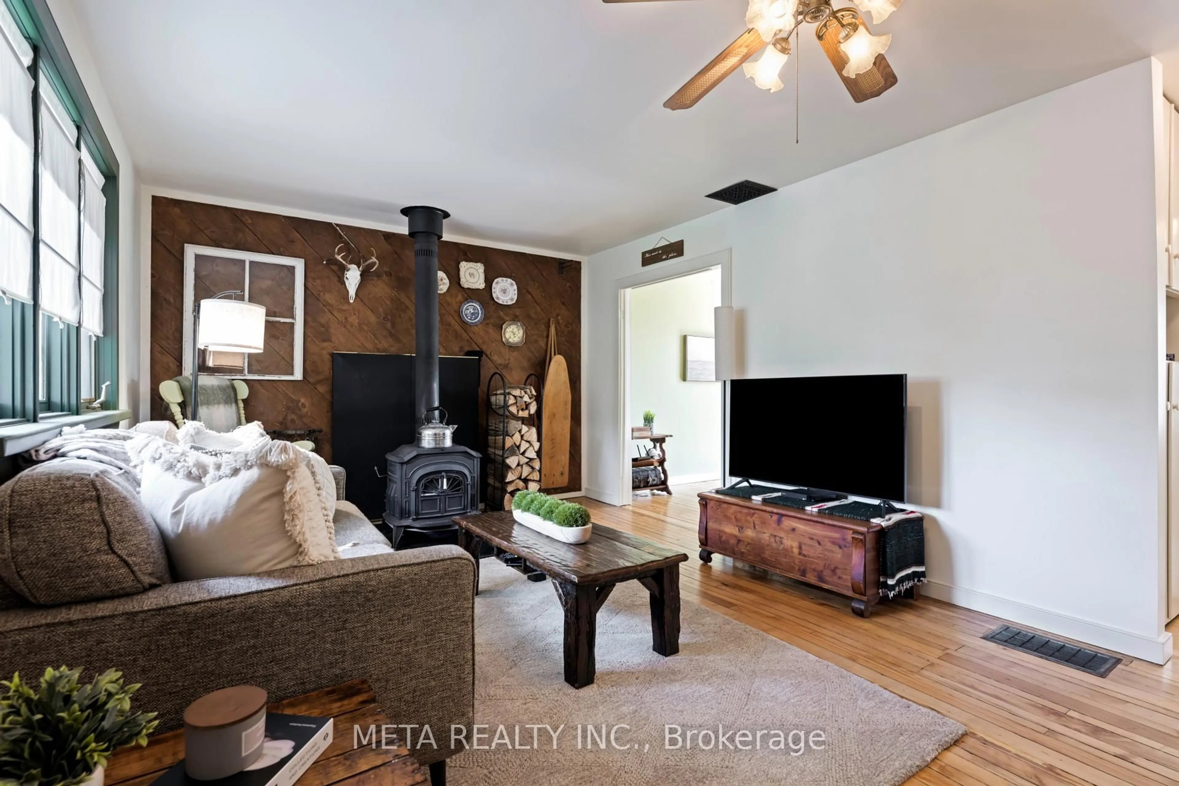 Living room with furniture, wood/laminate floor for 237 Main St, Melancthon Ontario L9V 1X7
