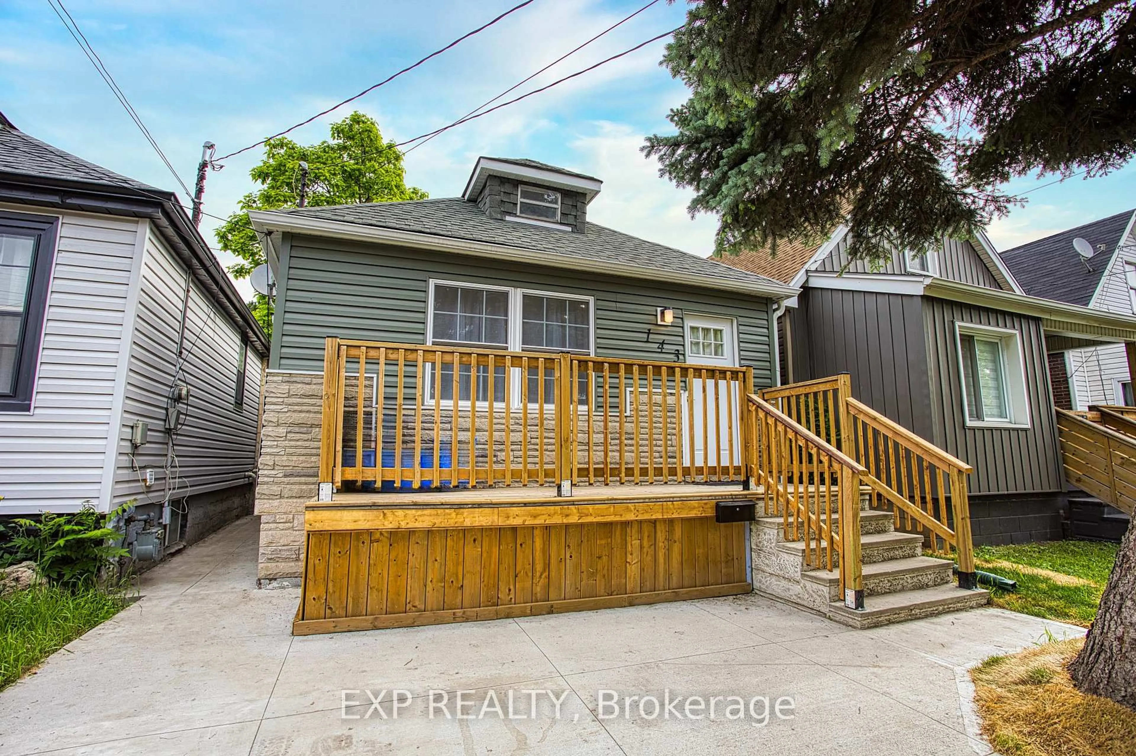 Patio, street for 143 McAnulty Blvd, Hamilton Ontario L8H 3H6