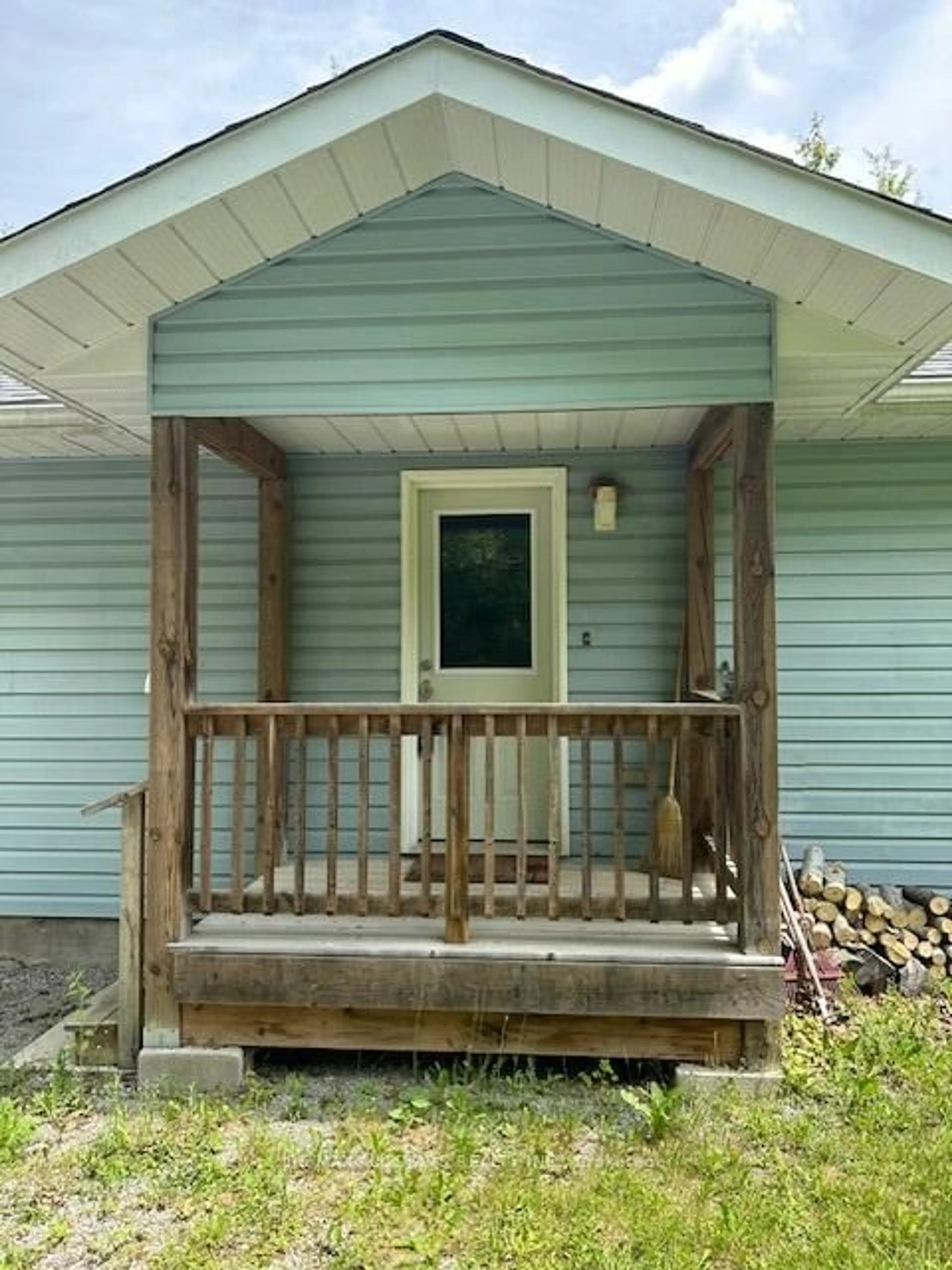 Home with vinyl exterior material, street for 33 Edwina Dr, Trent Lakes Ontario K0M 1A0