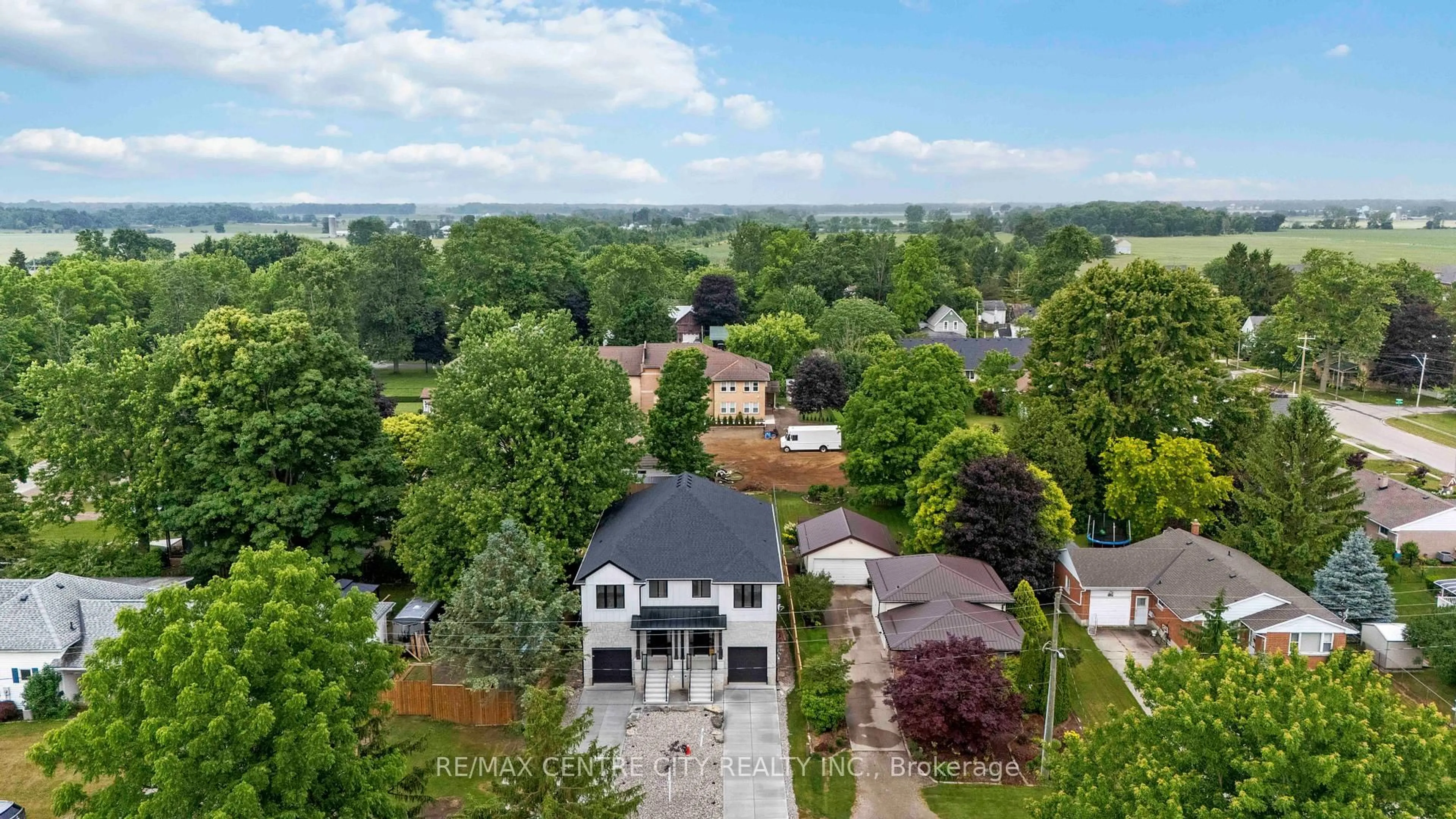 A pic from outside/outdoor area/front of a property/back of a property/a pic from drone, unknown for 186 QUEEN St, Dutton/Dunwich Ontario N0L 1J0