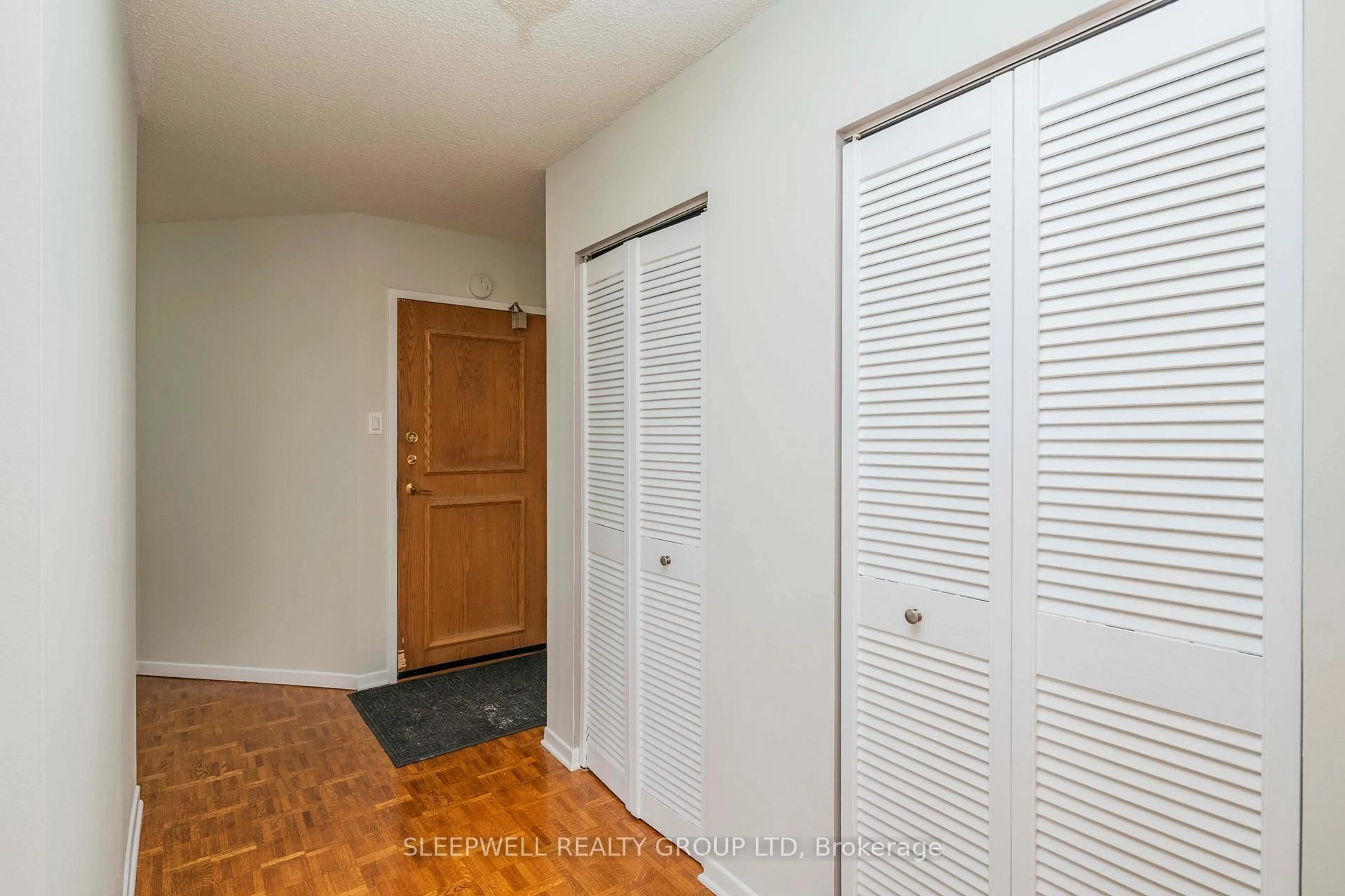 Indoor entryway for 40 Arthur St #704, Ottawa Ontario K1R 7T5