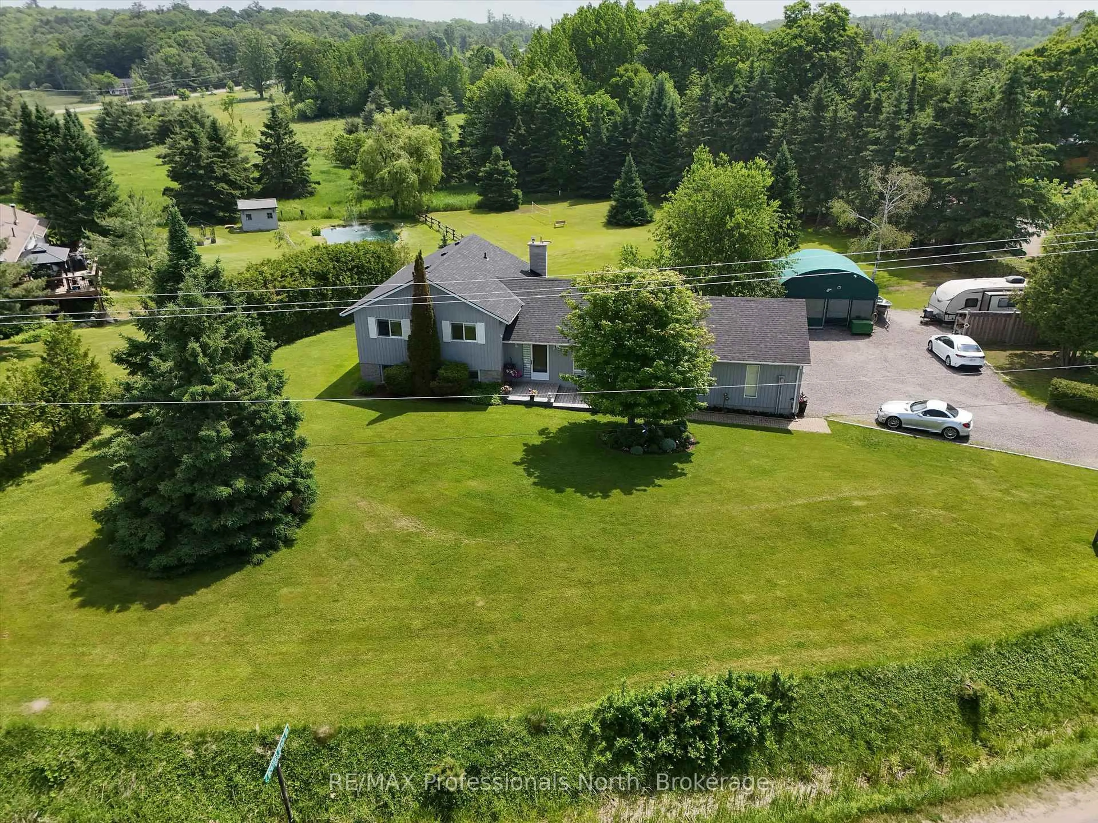 A pic from outside/outdoor area/front of a property/back of a property/a pic from drone, unknown for 1287 Golden Beach Rd, Bracebridge Ontario P1L 1C5