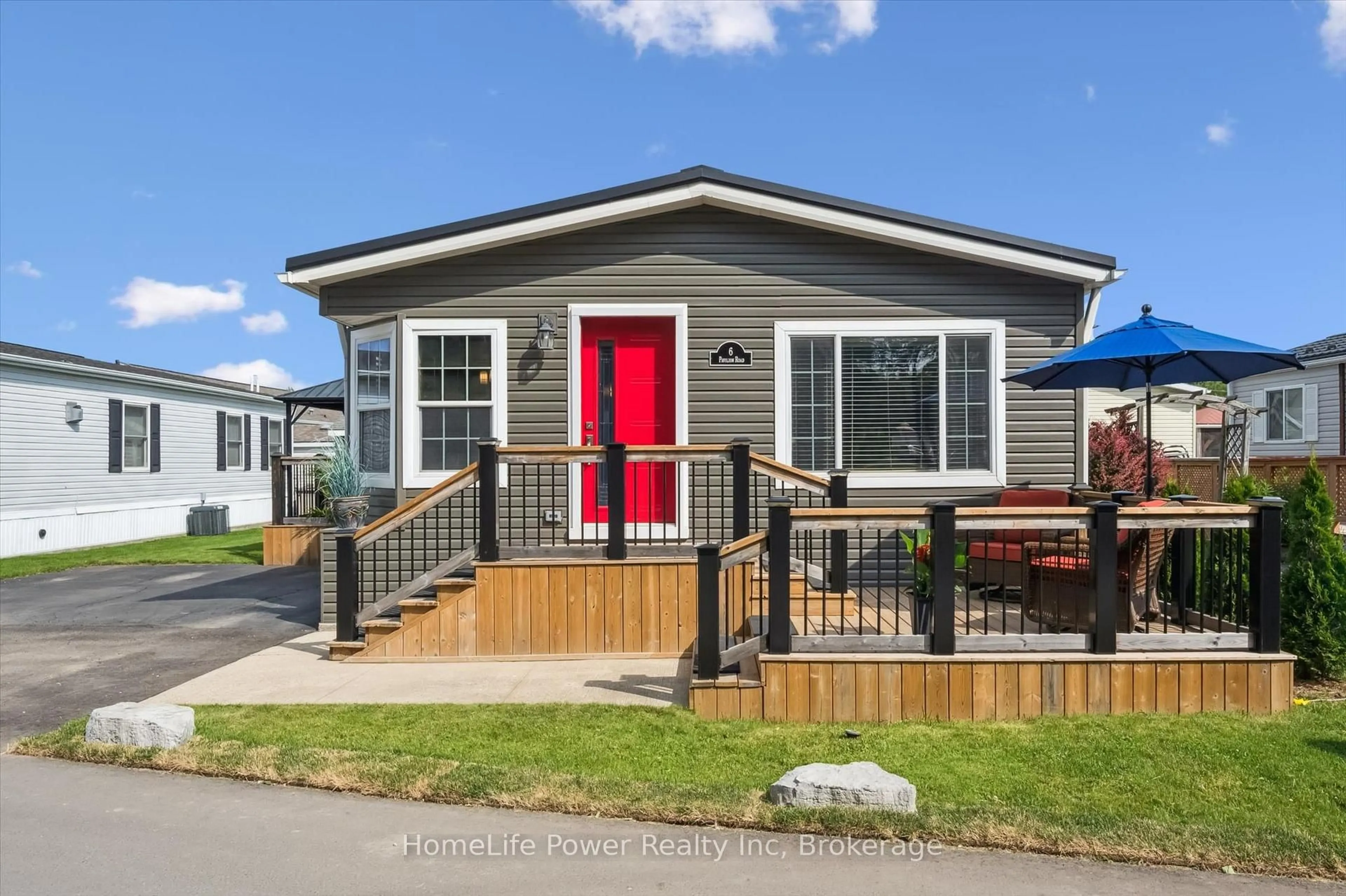 Home with vinyl exterior material, street for 6 Pavilion Rd, Puslinch Ontario N0B 2J0
