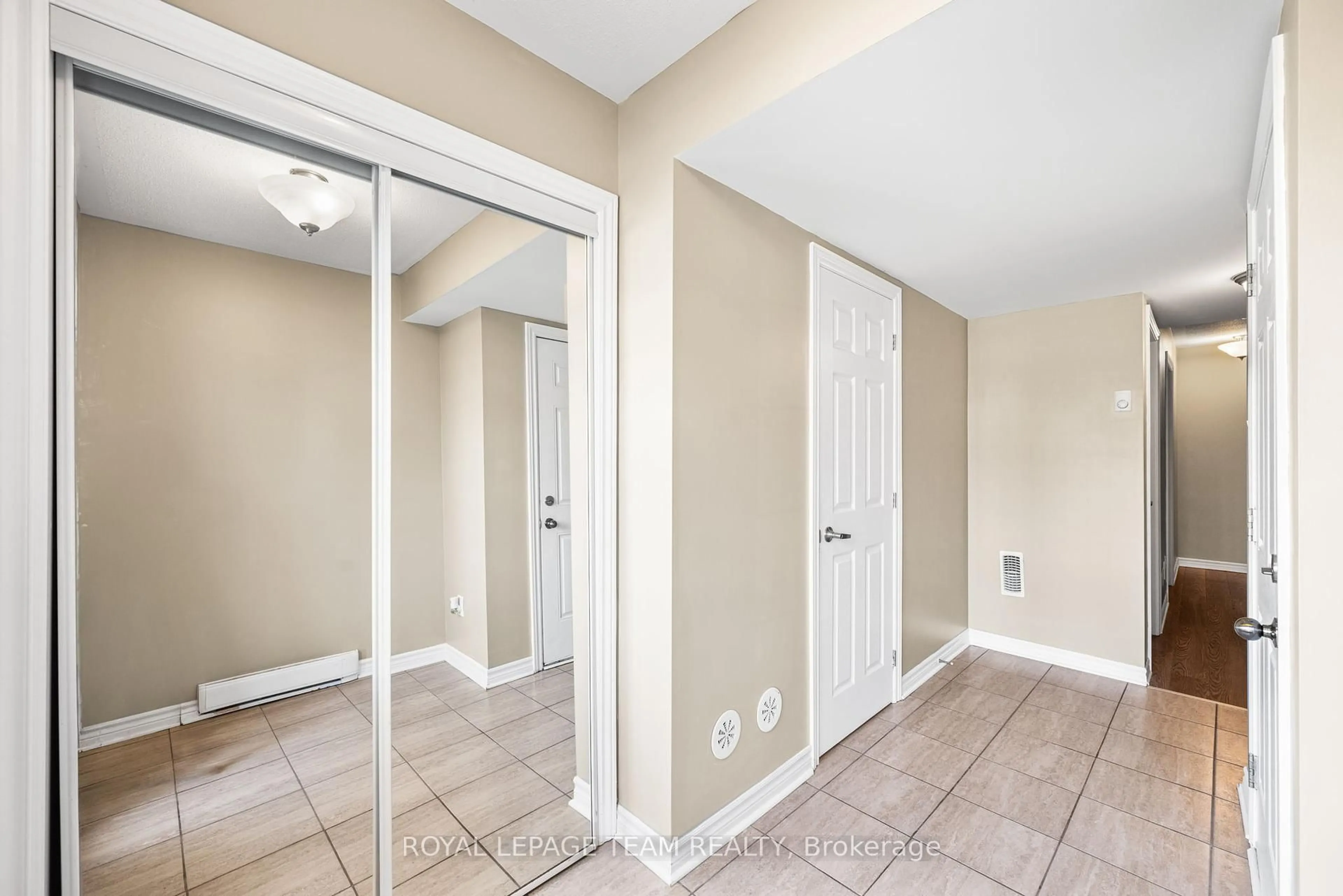 Indoor entryway for 116 Pennant Ave, Ottawa Ontario K2J 5W6