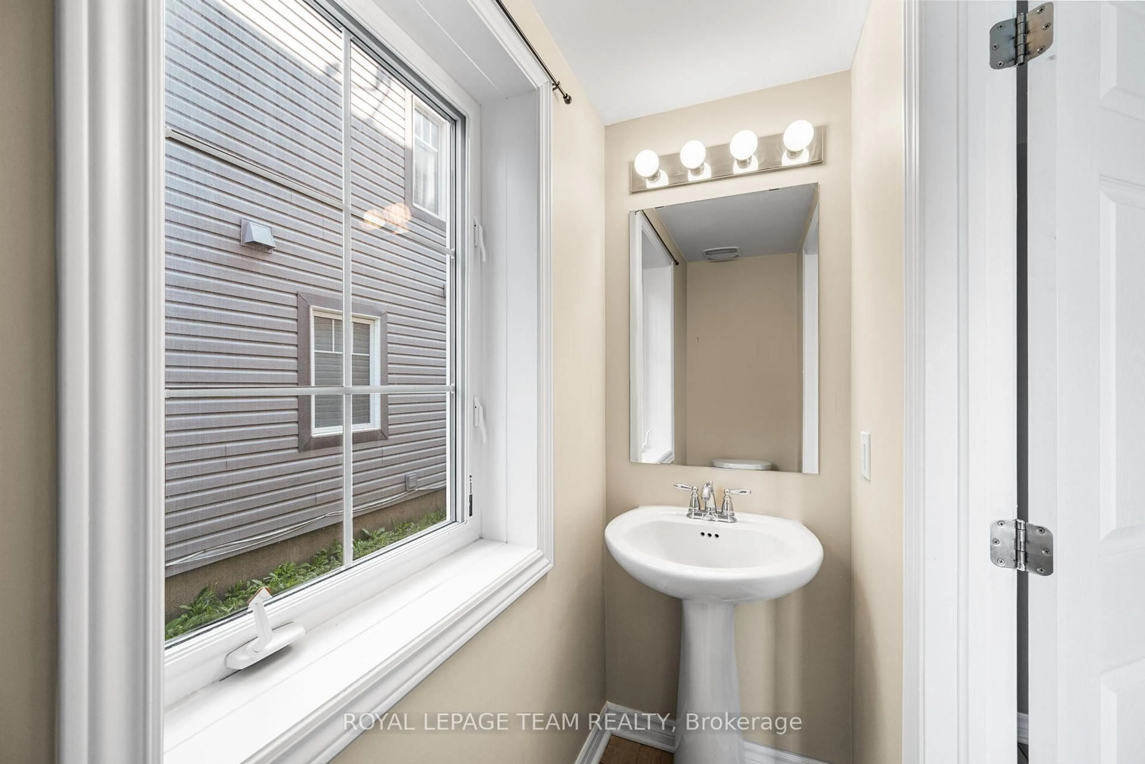 Standard bathroom, ceramic/tile floor for 116 Pennant Ave, Ottawa Ontario K2J 5W6