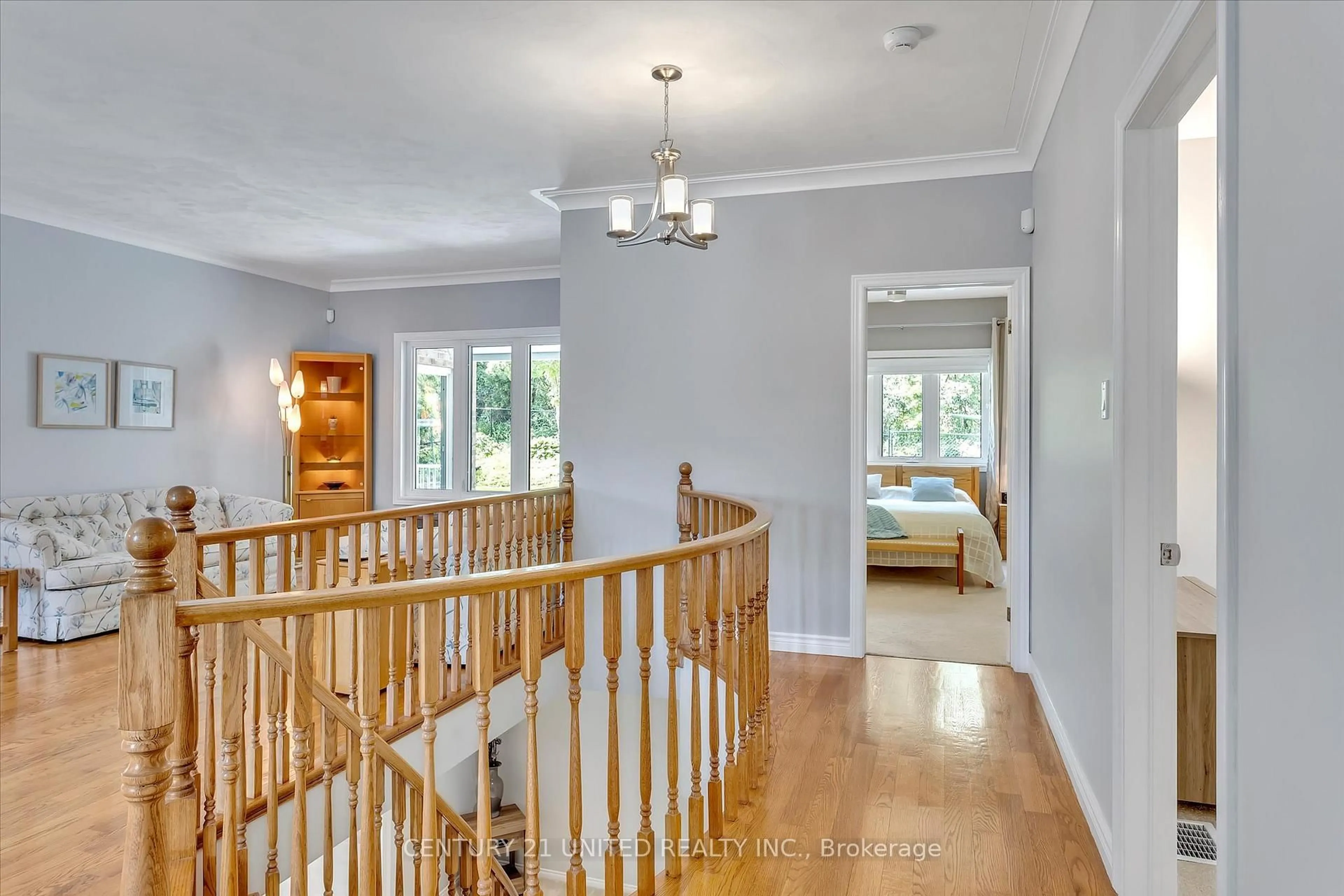 Indoor foyer for 1598 College Park Dr, Peterborough West Ontario K9K 2G9