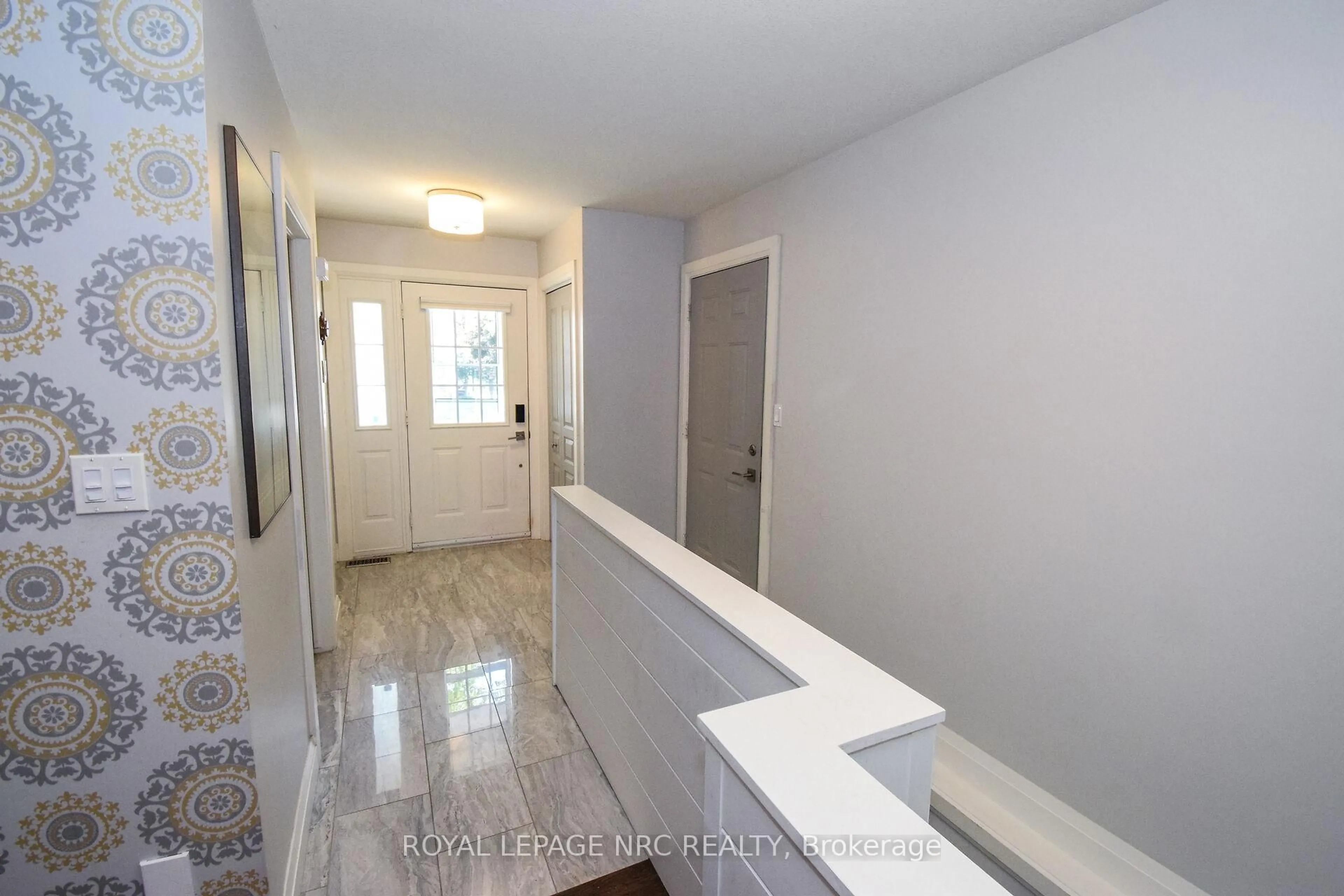 Indoor entryway for 2684 Mewburn Rd #12, Niagara Falls Ontario L2J 0A9