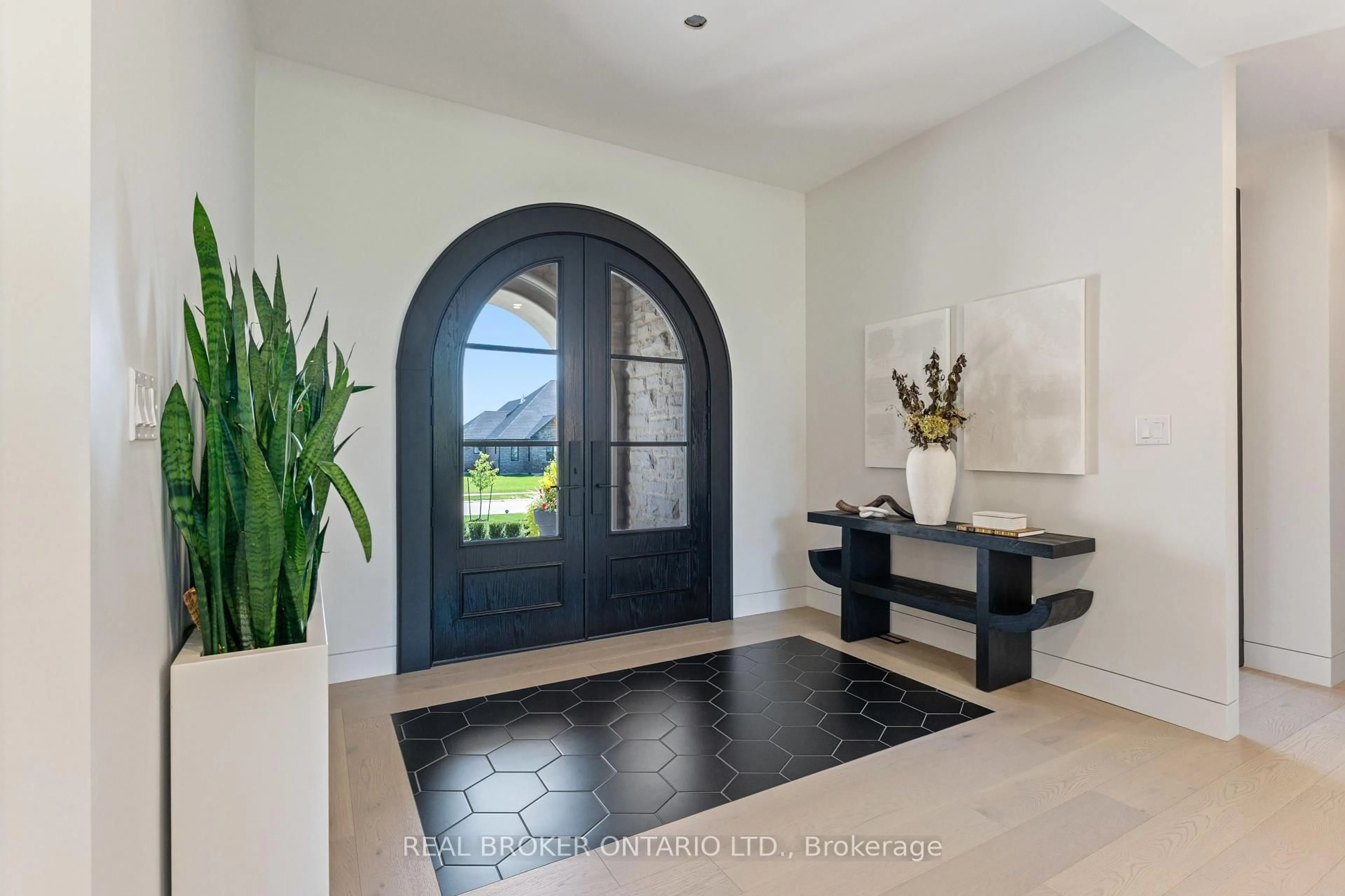 Indoor entryway for 11 August Cres, Norwich Ontario N0J 1R0