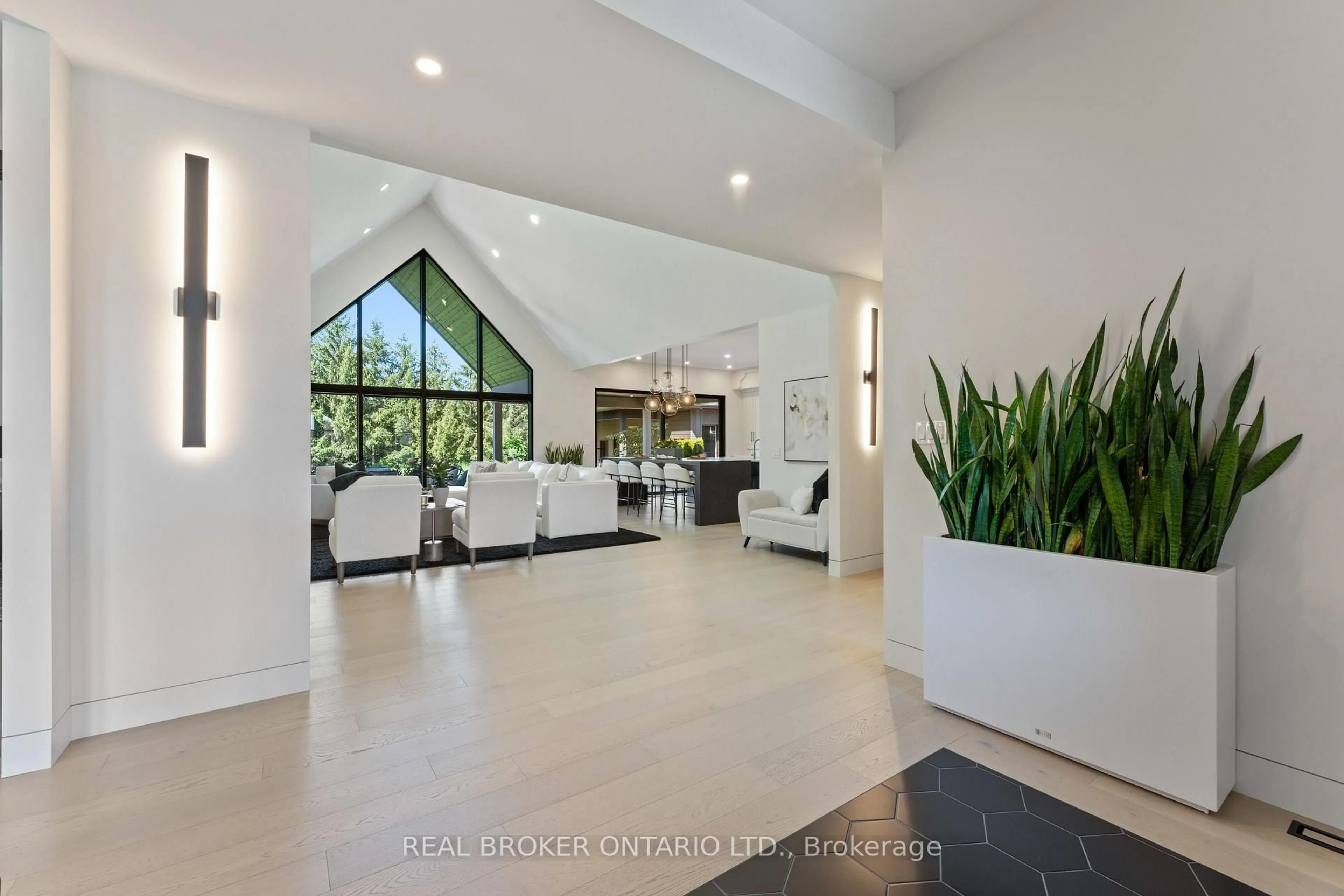 Indoor foyer for 11 August Cres, Norwich Ontario N0J 1R0