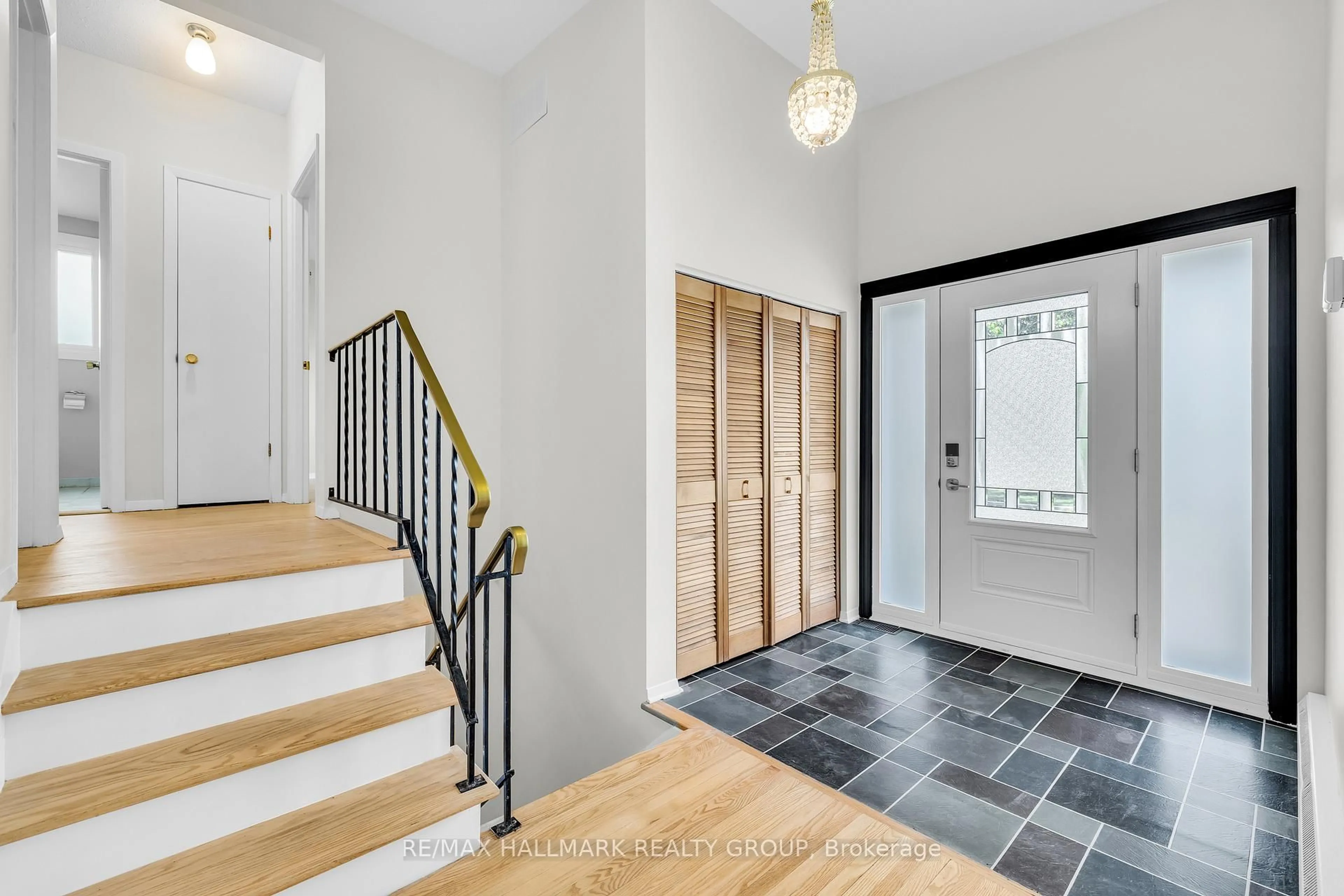Indoor entryway for 4 Roberta Cres, Barrhaven Ontario K2J 1G6