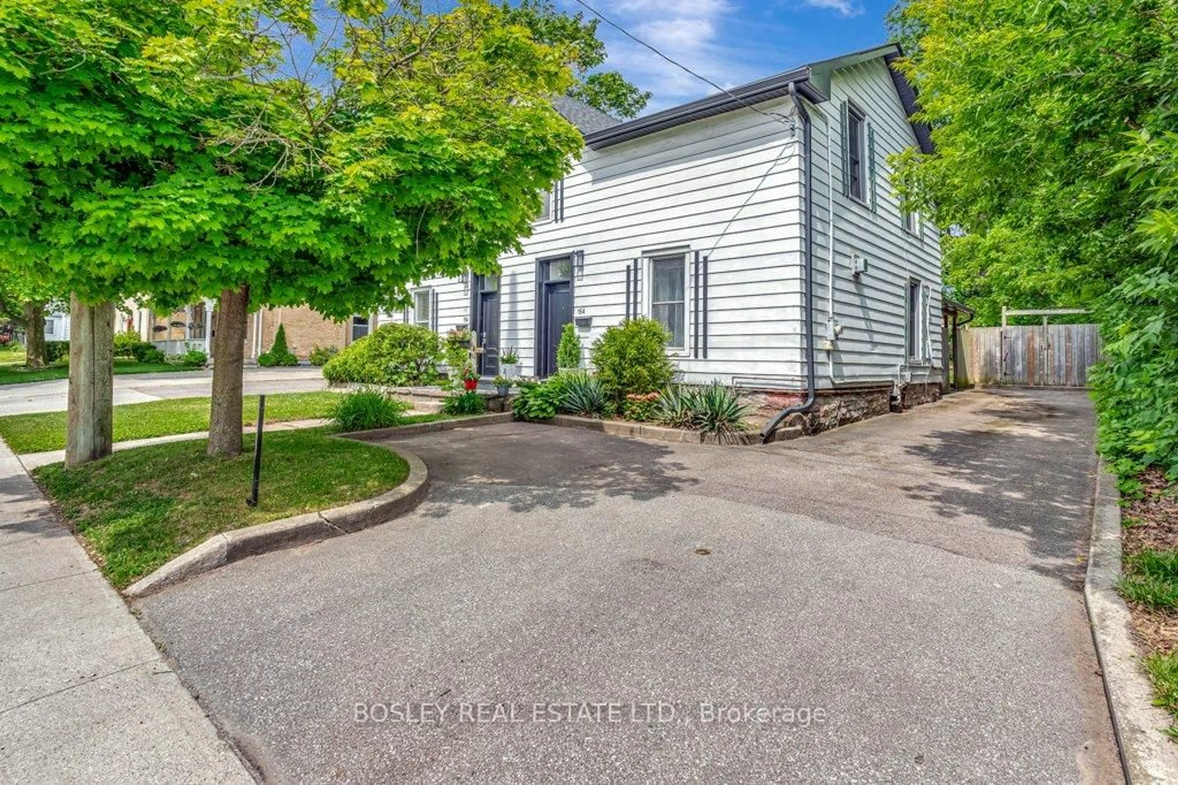 A pic from outside/outdoor area/front of a property/back of a property/a pic from drone, street for 154 St Andrews St, Cambridge Ontario N1S 1N3