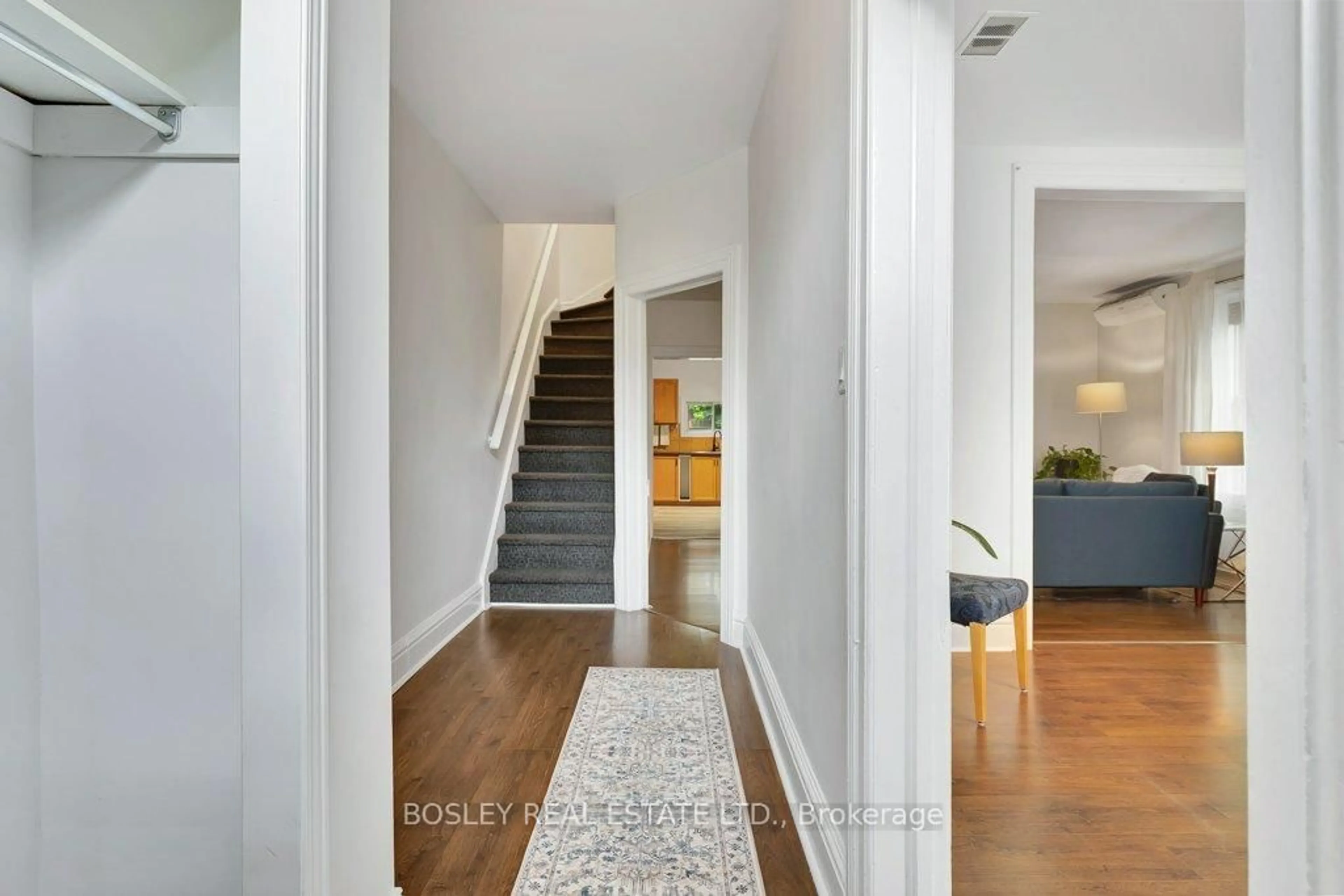 Indoor entryway for 154 St Andrews St, Cambridge Ontario N1S 1N3
