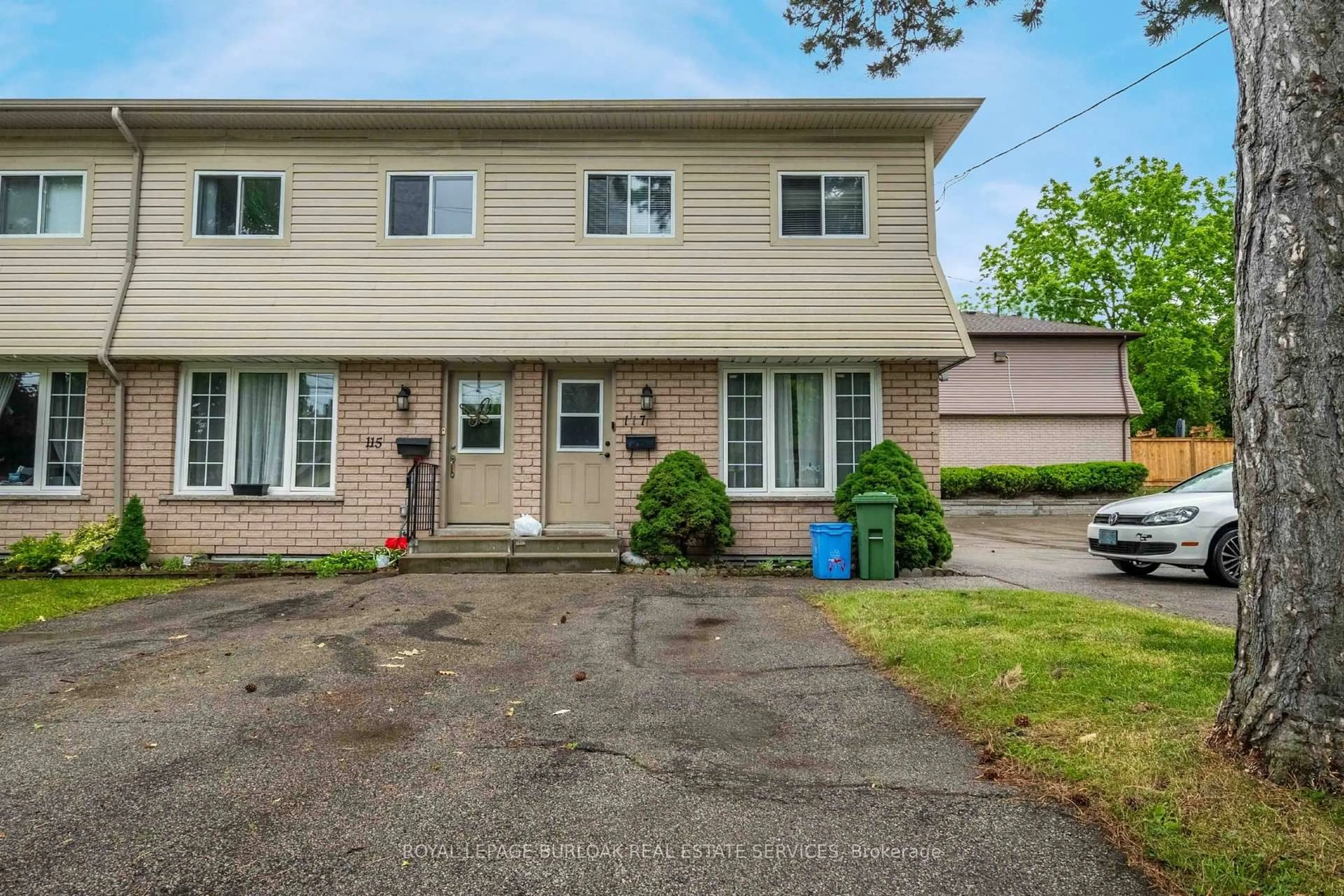 A pic from outside/outdoor area/front of a property/back of a property/a pic from drone, street for 117 Bonaventure Dr #16, Hamilton Ontario L9C 4P8