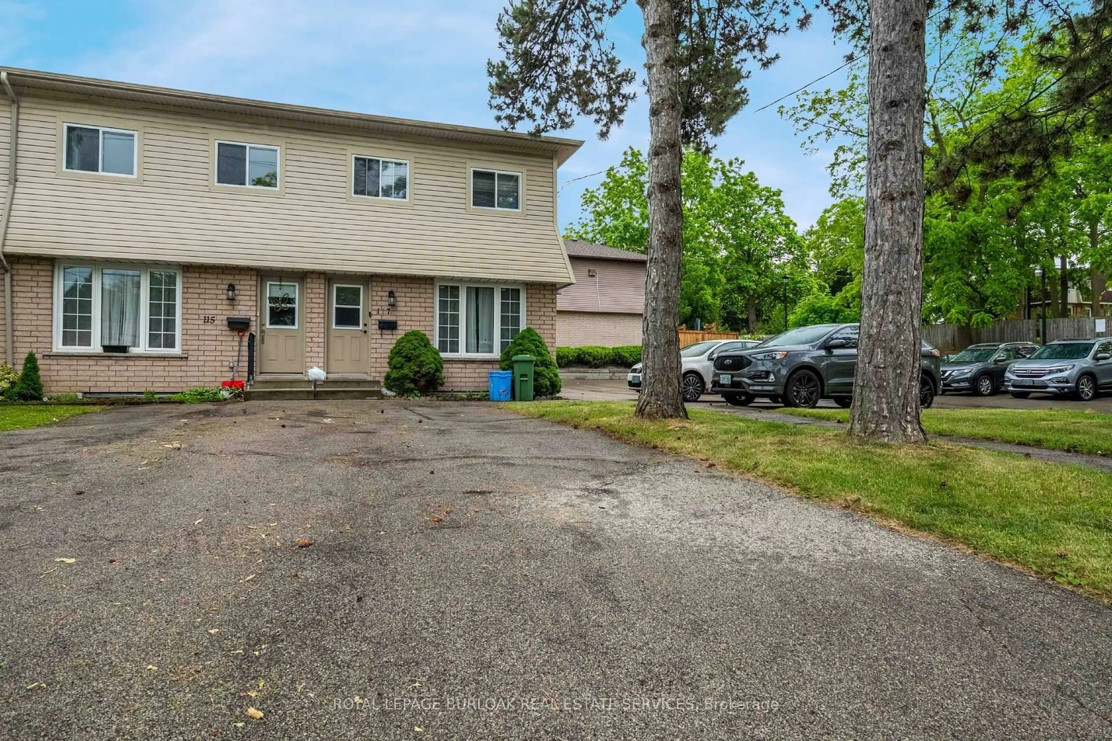 A pic from outside/outdoor area/front of a property/back of a property/a pic from drone, street for 117 Bonaventure Dr #16, Hamilton Ontario L9C 4P8