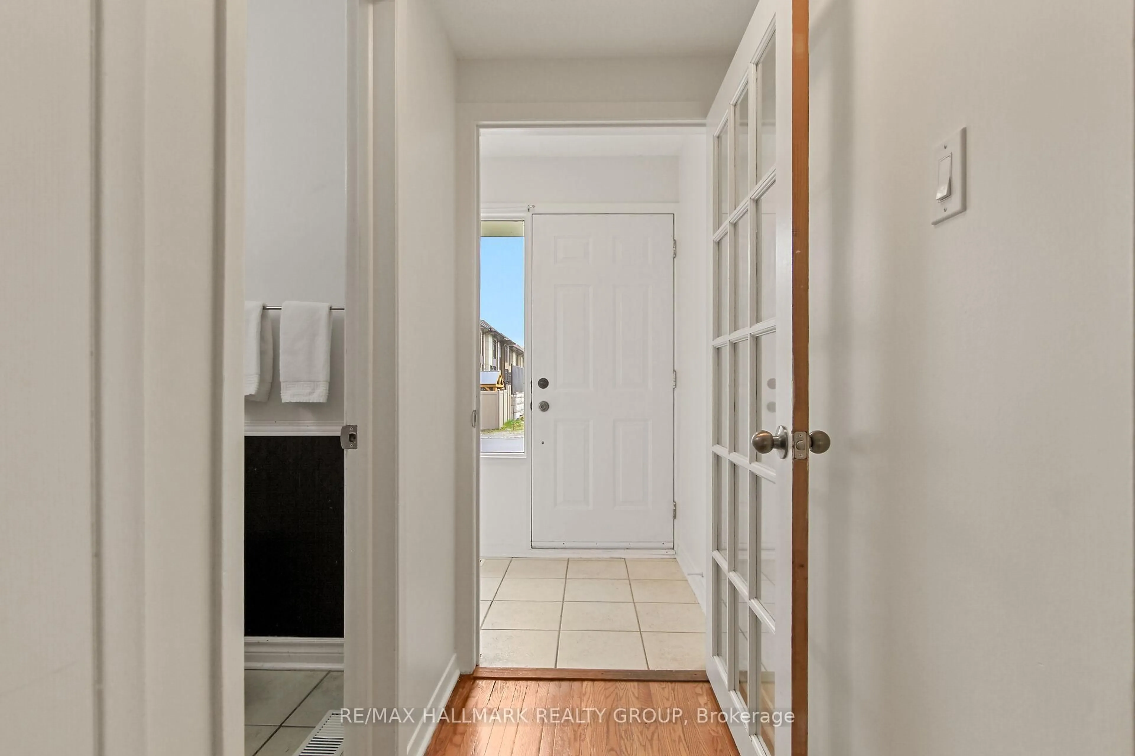 Indoor entryway for 1326 Morrison Dr, Ottawa Ontario K2H 7L9