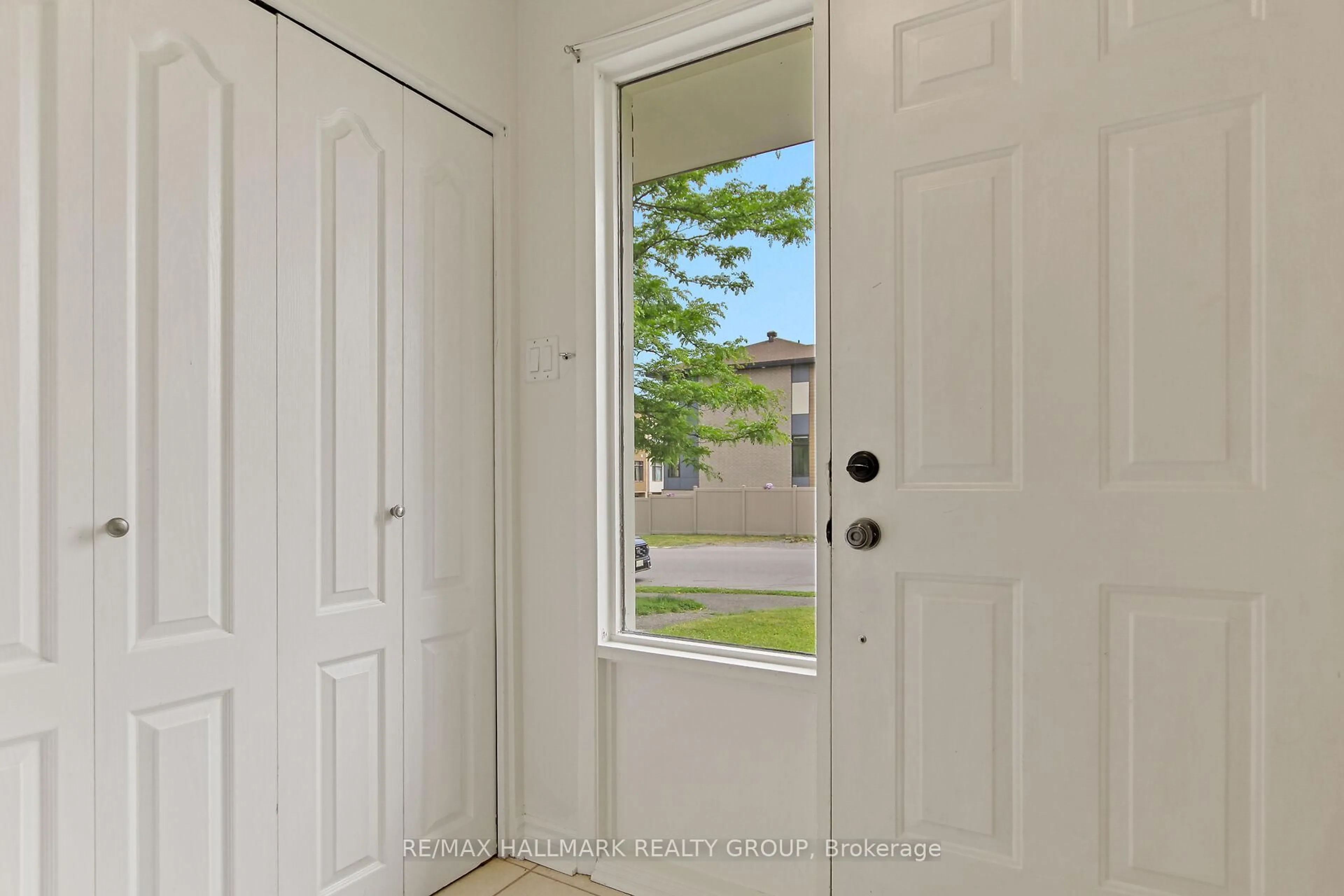 Indoor entryway for 1326 Morrison Dr, Ottawa Ontario K2H 7L9