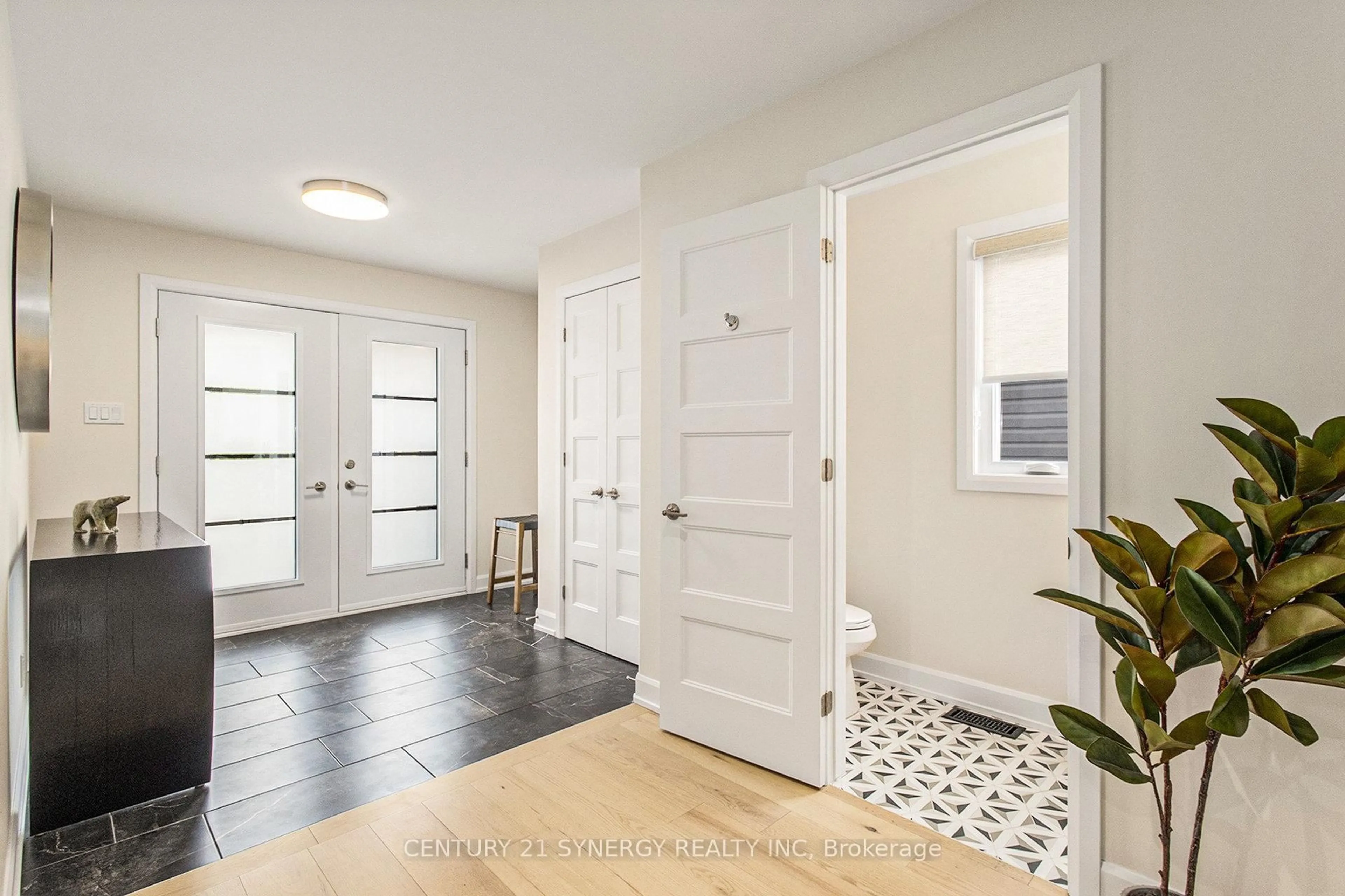 Indoor entryway for 612 Geneva Cres, Russell Ontario K0A 1W0