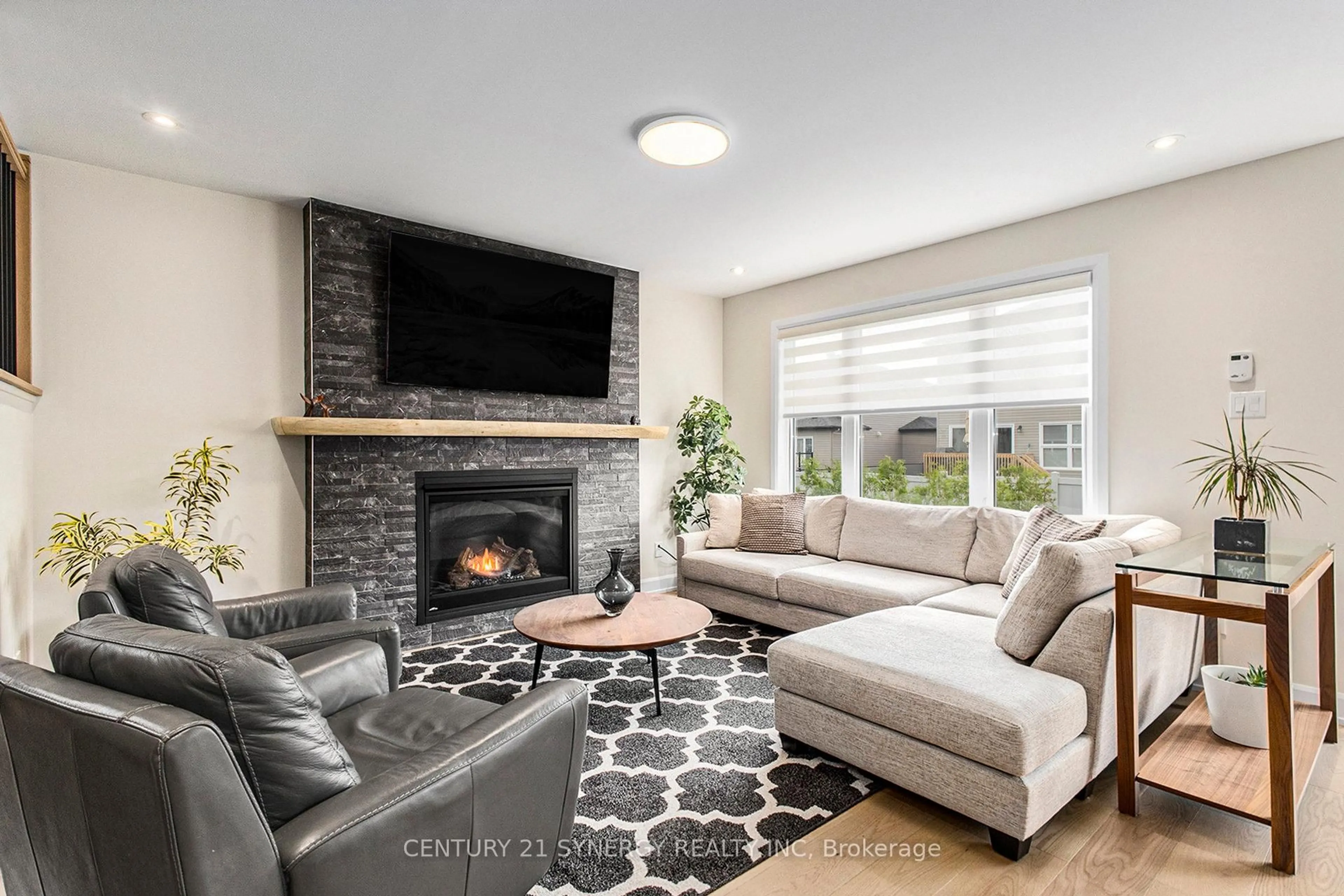 Living room with furniture, unknown for 612 Geneva Cres, Russell Ontario K0A 1W0