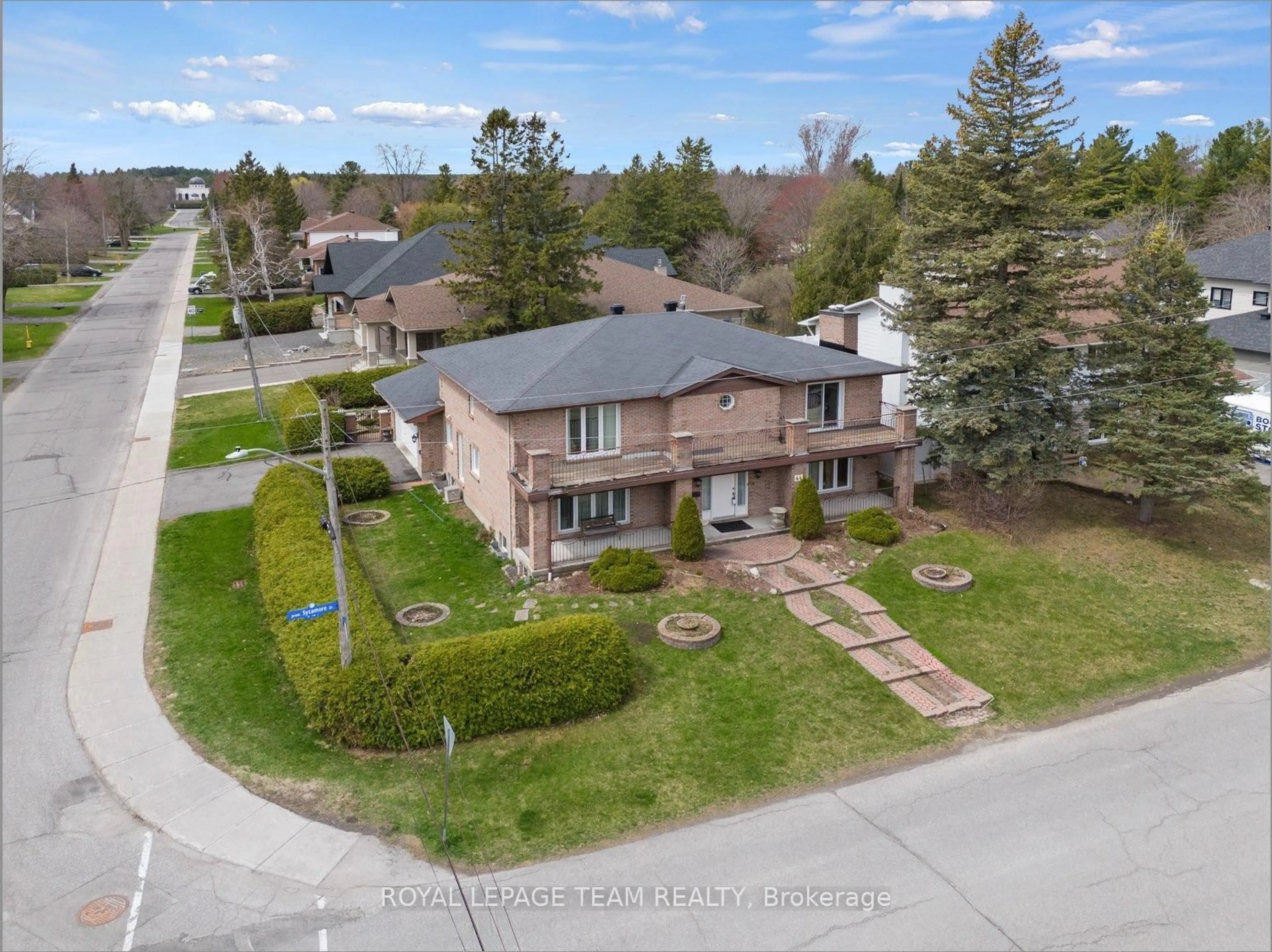 A pic from outside/outdoor area/front of a property/back of a property/a pic from drone, street for 44 Sycamore Dr, Ottawa Ontario K2H 8K3