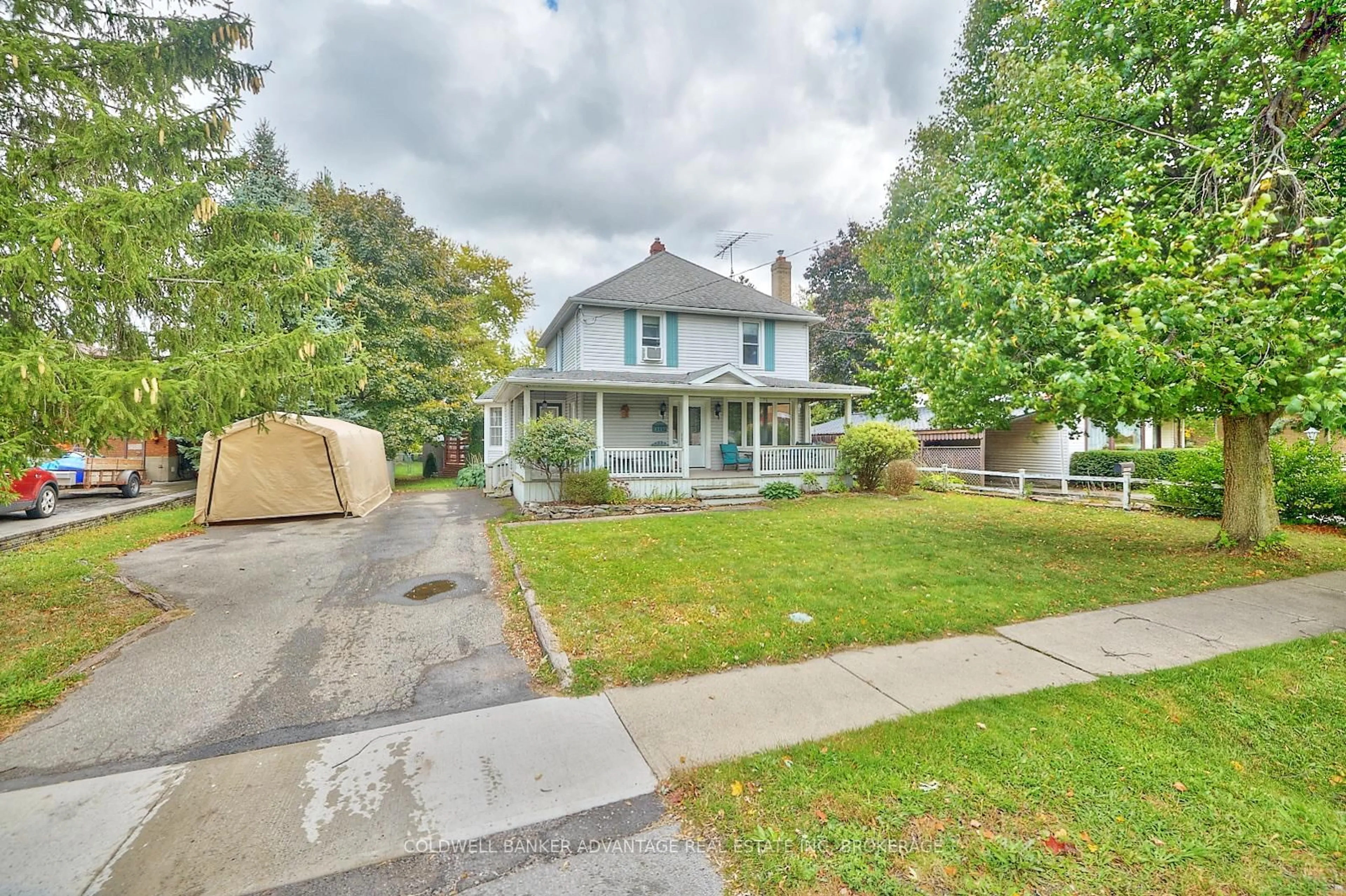 A pic from outside/outdoor area/front of a property/back of a property/a pic from drone, street for 1435 STATION St, Pelham Ontario L0S 1E0