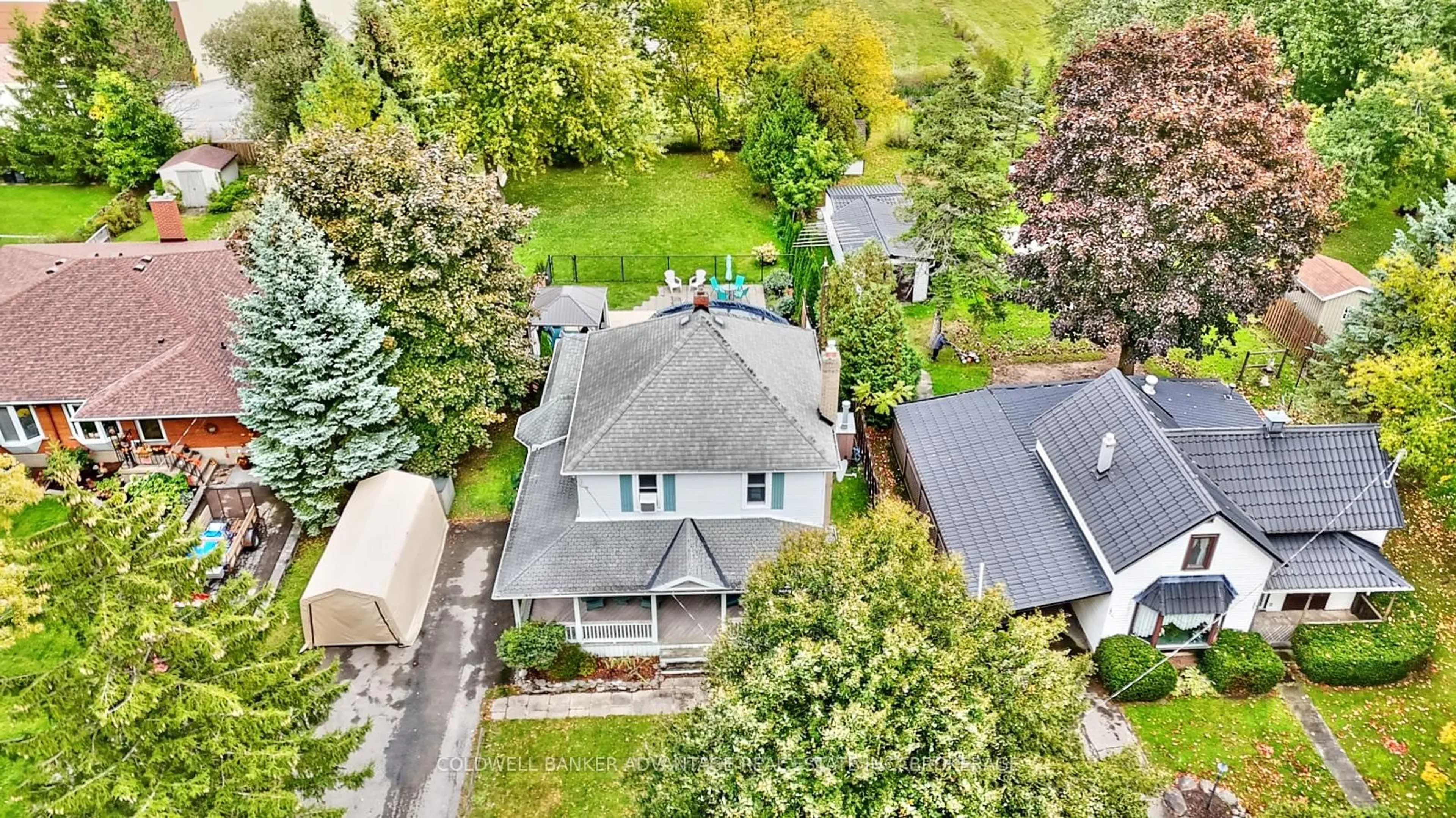 A pic from outside/outdoor area/front of a property/back of a property/a pic from drone, street for 1435 STATION St, Pelham Ontario L0S 1E0