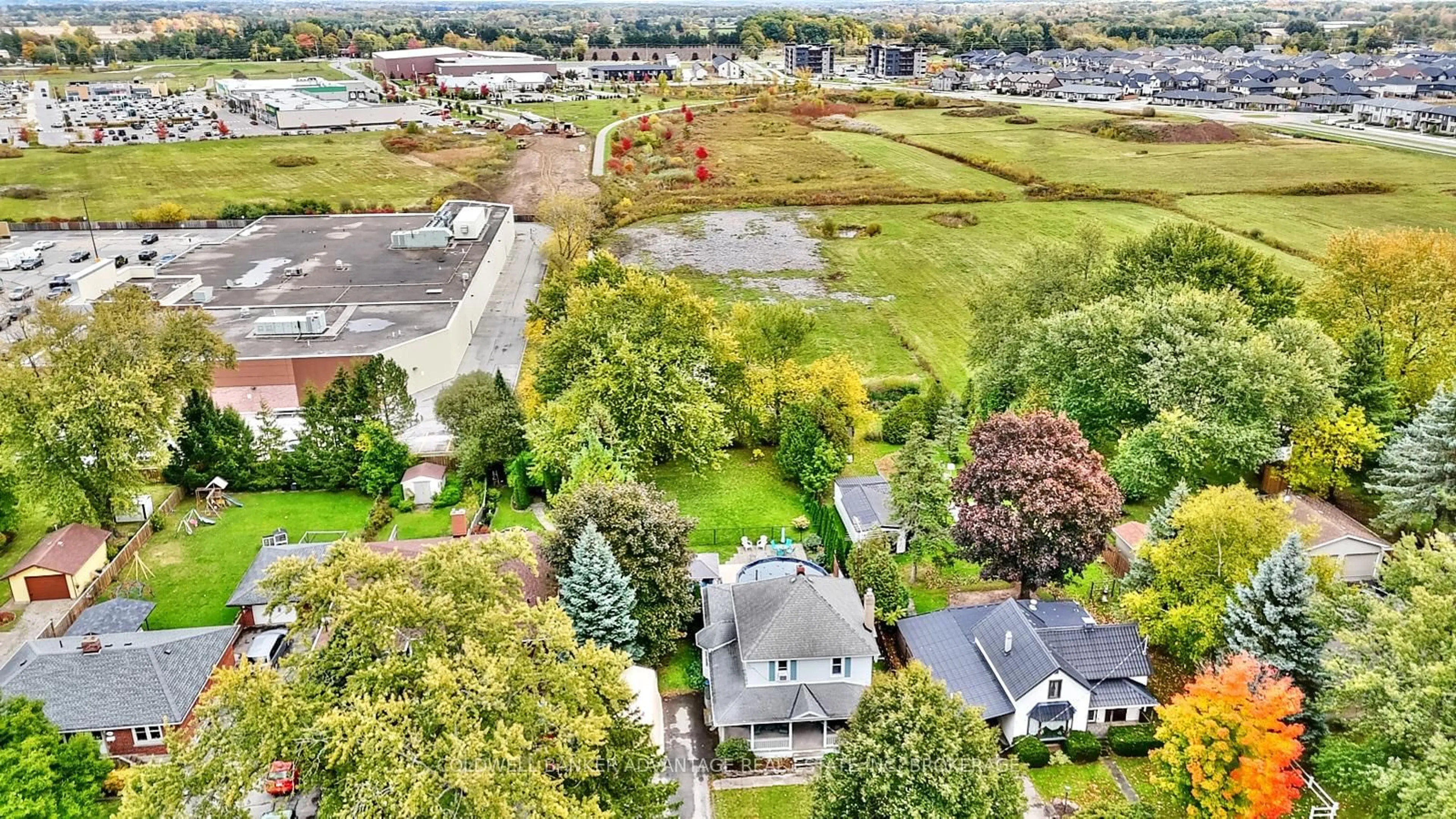 A pic from outside/outdoor area/front of a property/back of a property/a pic from drone, unknown for 1435 STATION St, Pelham Ontario L0S 1E0