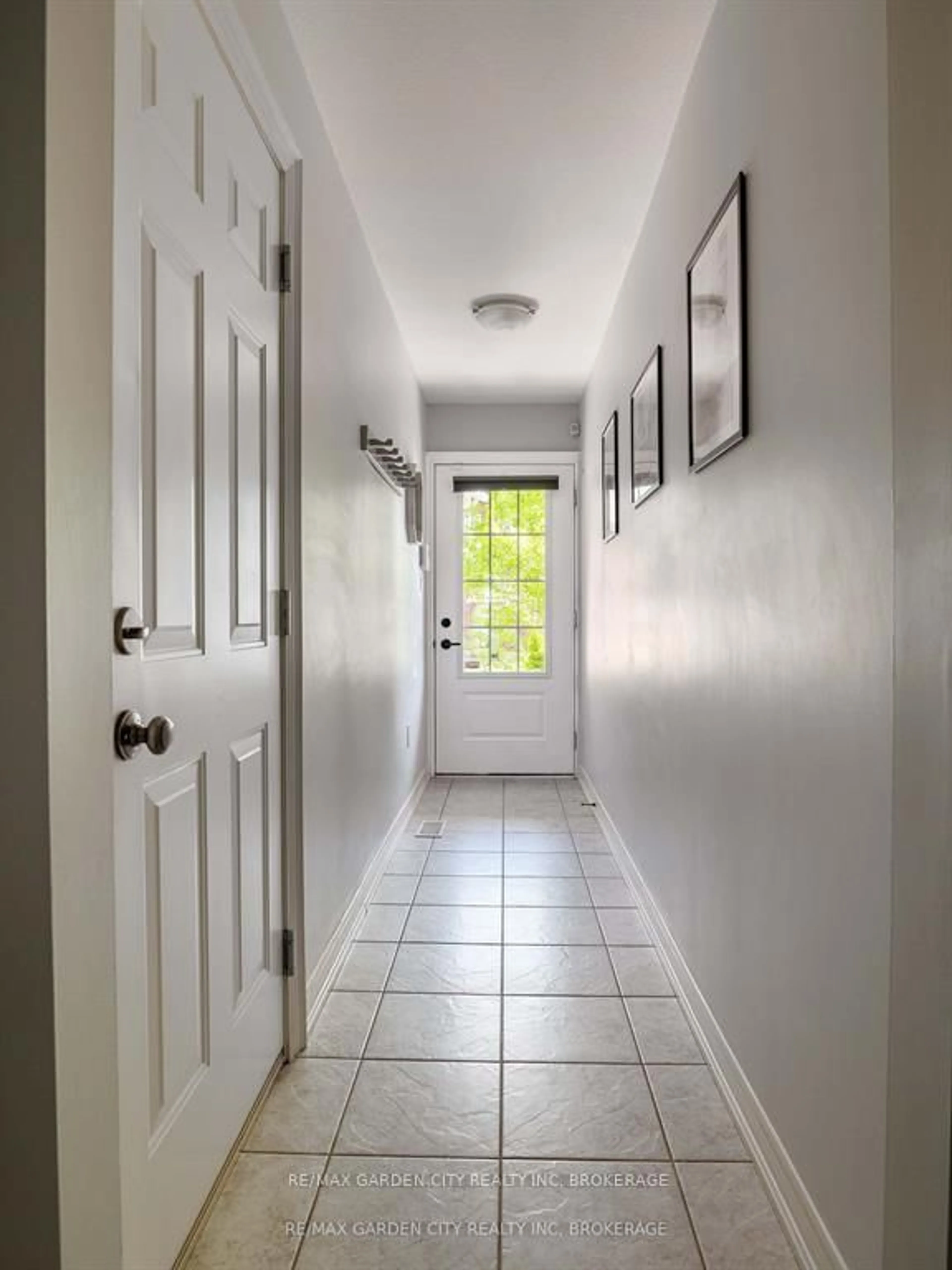 Indoor entryway for 39 Durksen Dr, St. Catharines Ontario L2R 0A7