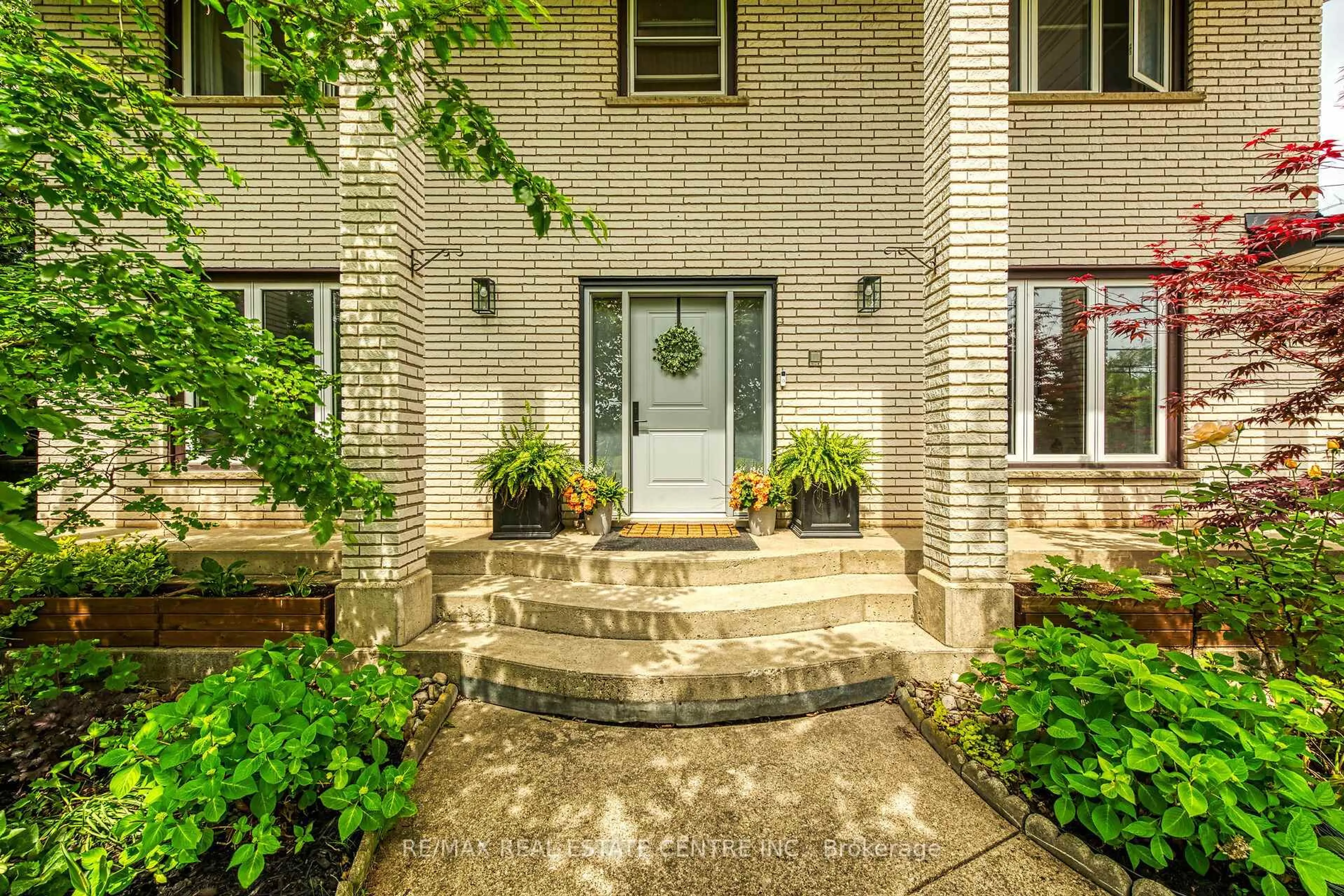 Indoor entryway for 217 Jones Rd, Hamilton Ontario L8E 5J4
