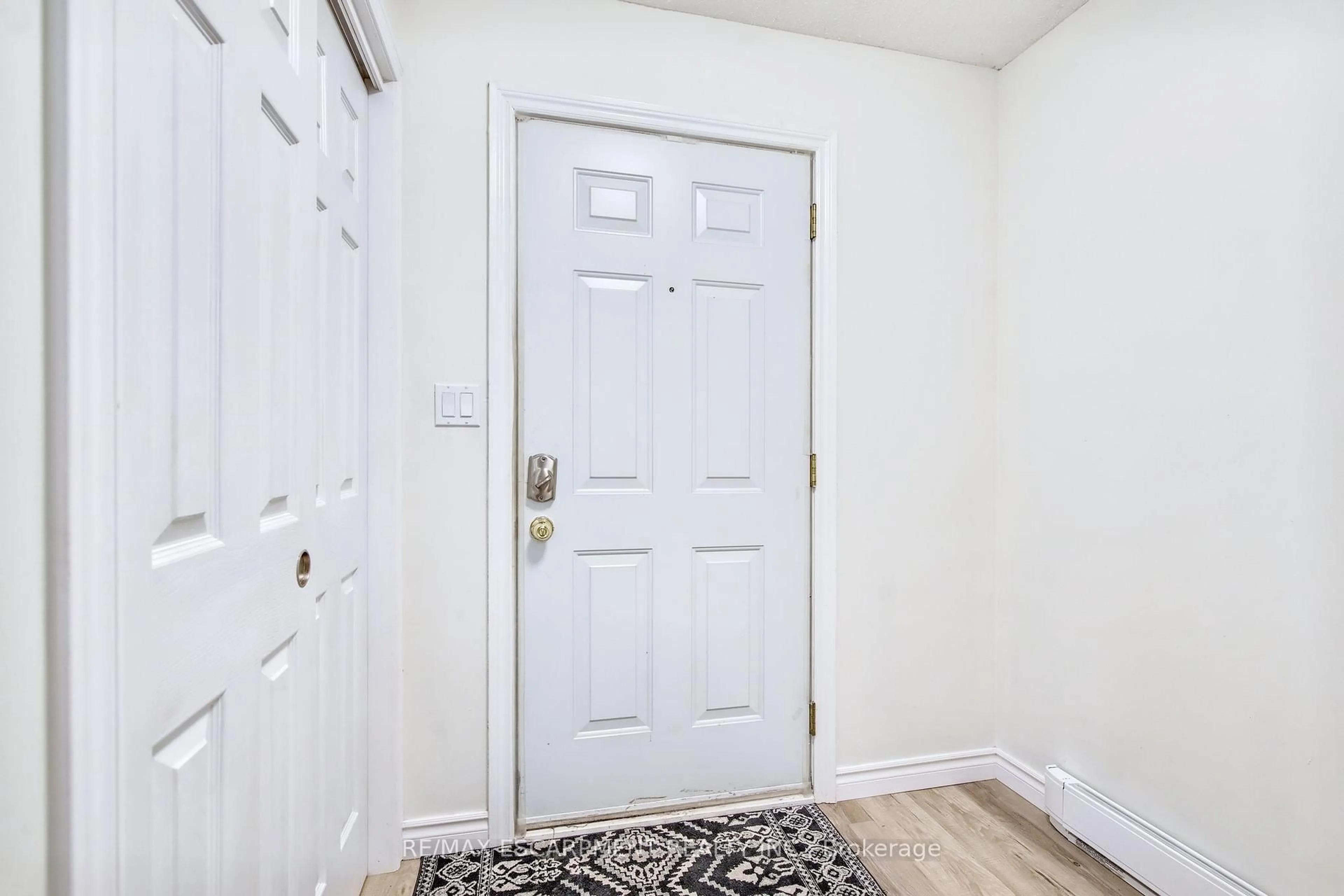 Indoor entryway for 65 Dorchester Blvd #23, St. Catharines Ontario L2M 7T4