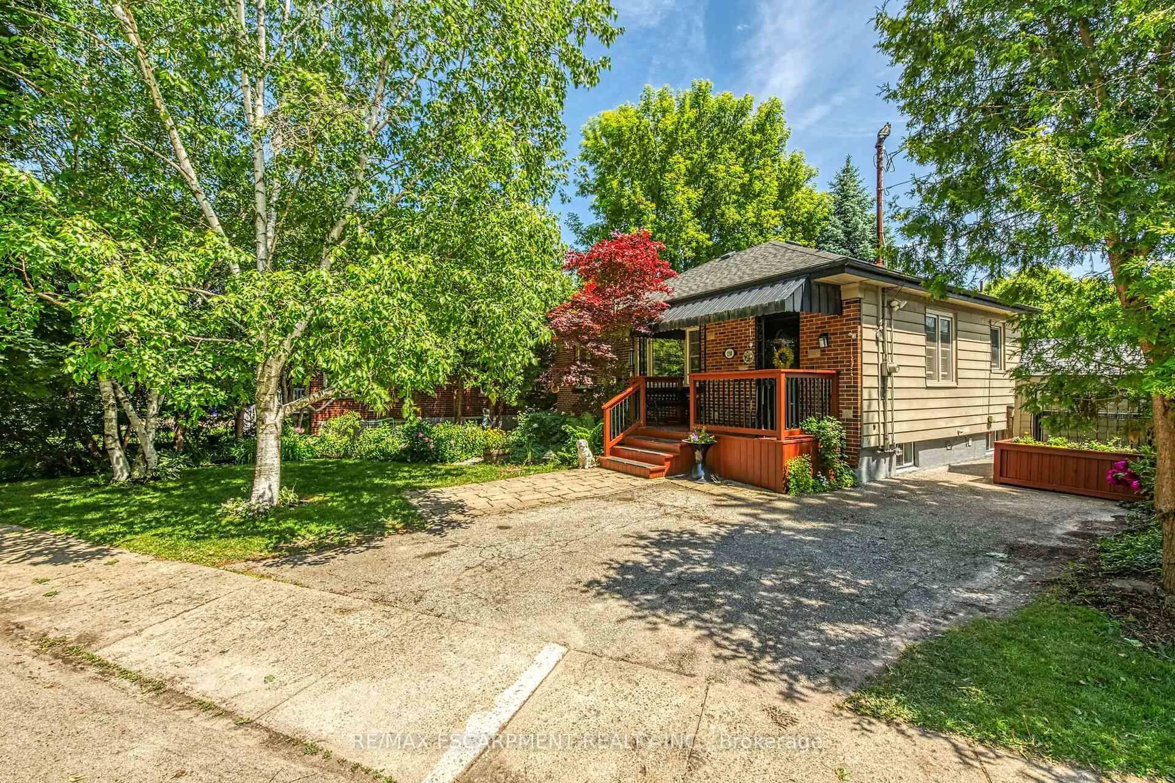 Patio, street for 130 York Rd, Hamilton Ontario L9H 1M3