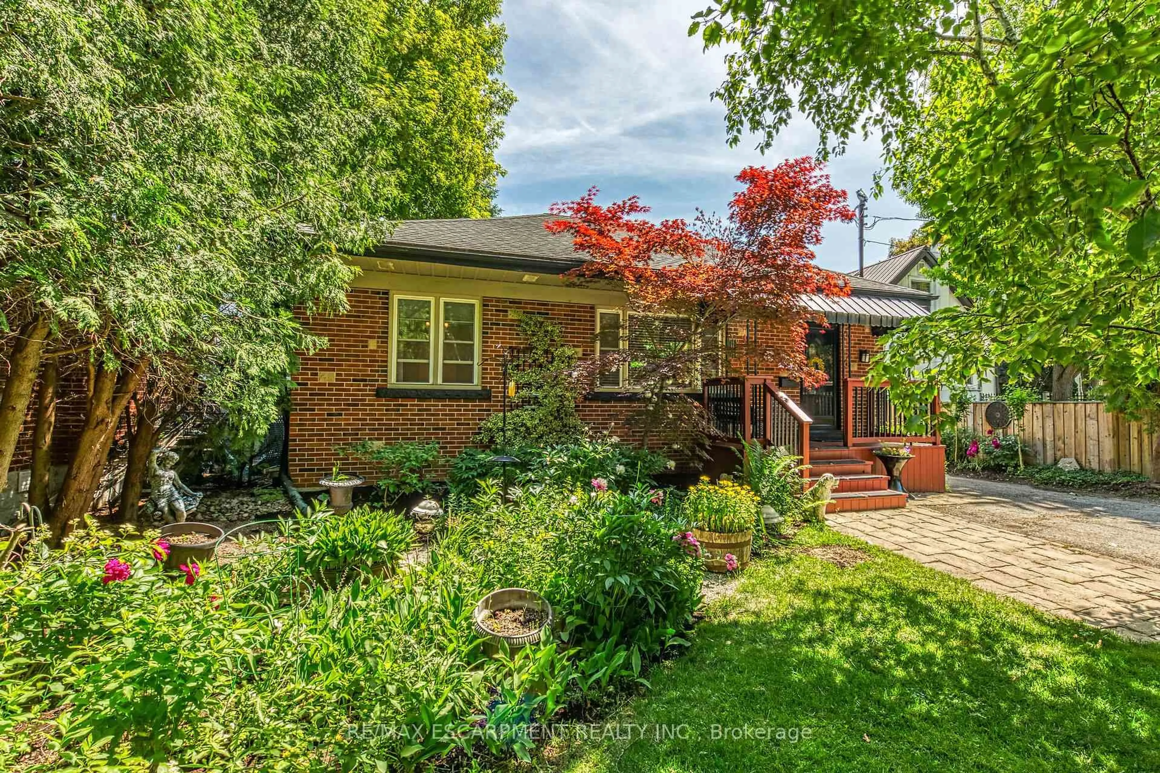 Home with brick exterior material, street for 130 York Rd, Hamilton Ontario L9H 1M3
