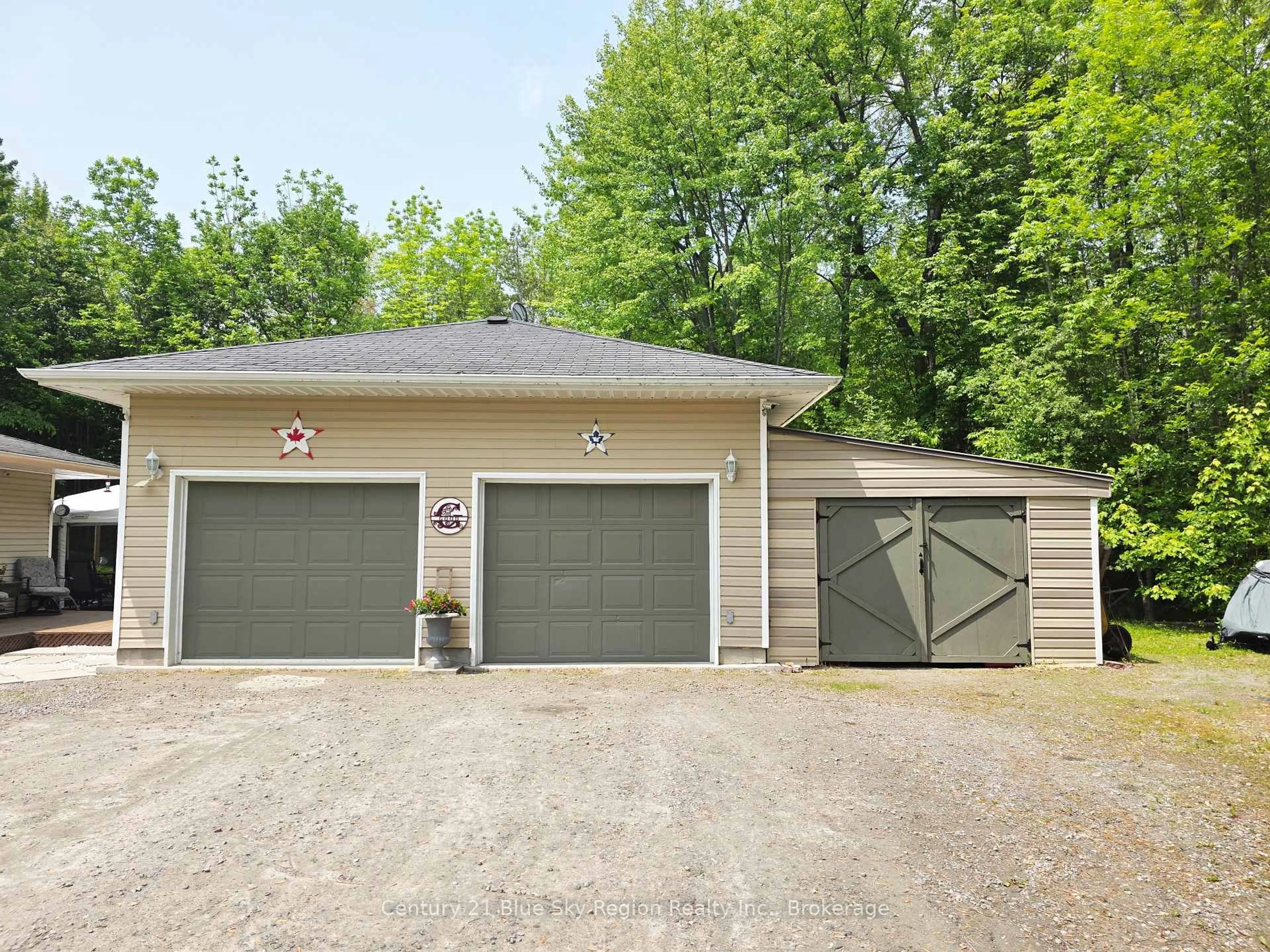 Indoor garage for 1646 Jocko Point Rd, North Bay Ontario P1B 8G5