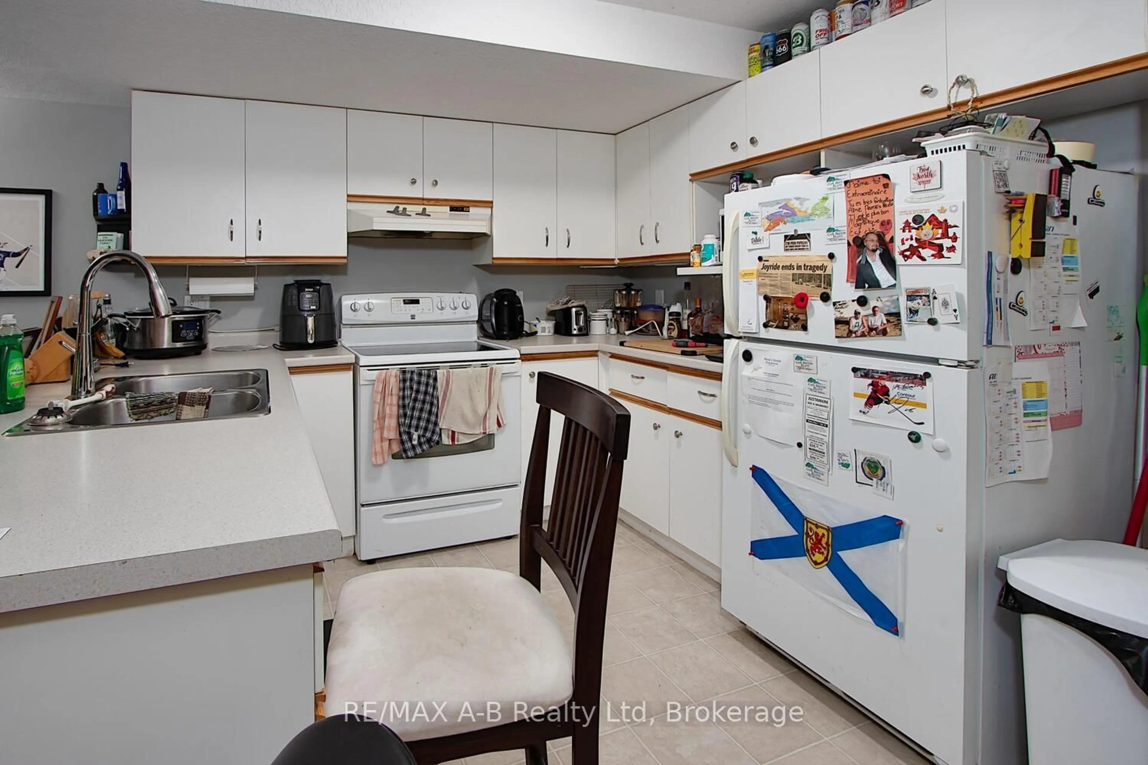 Standard kitchen, unknown for 552 Nelson St, Stratford Ontario N5A 2K8