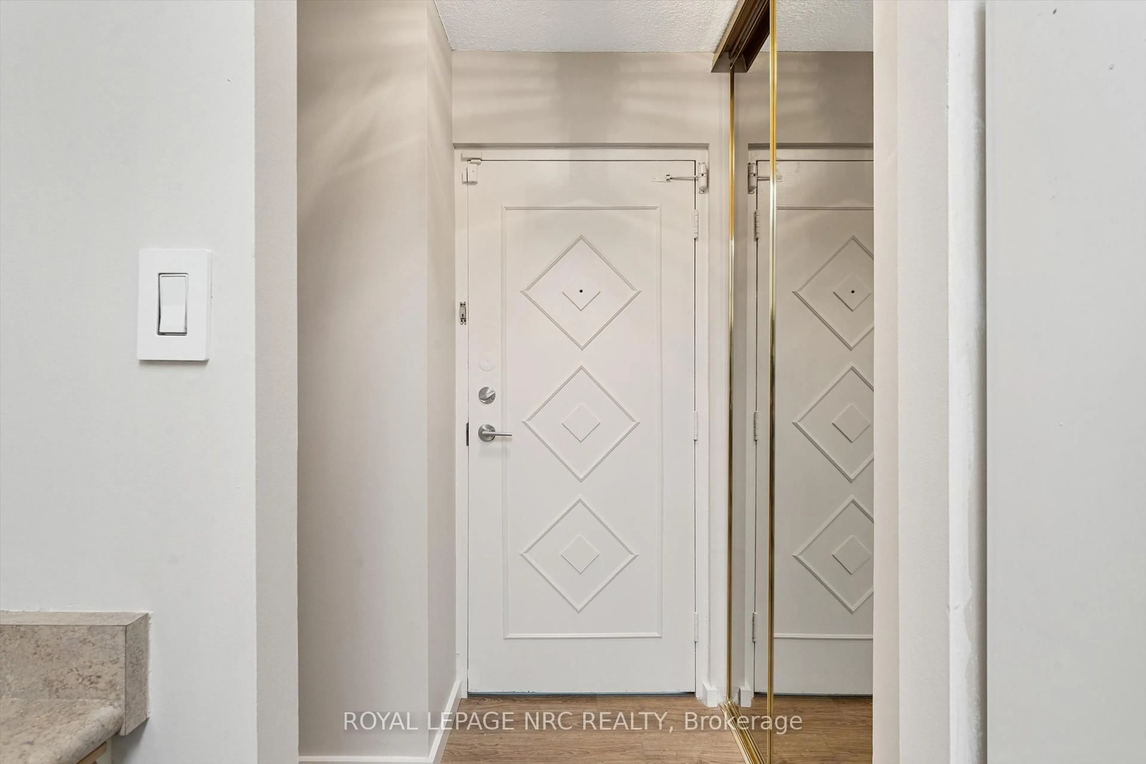 Indoor entryway for 365 Geneva St #401, St. Catharines Ontario L2N 5S7