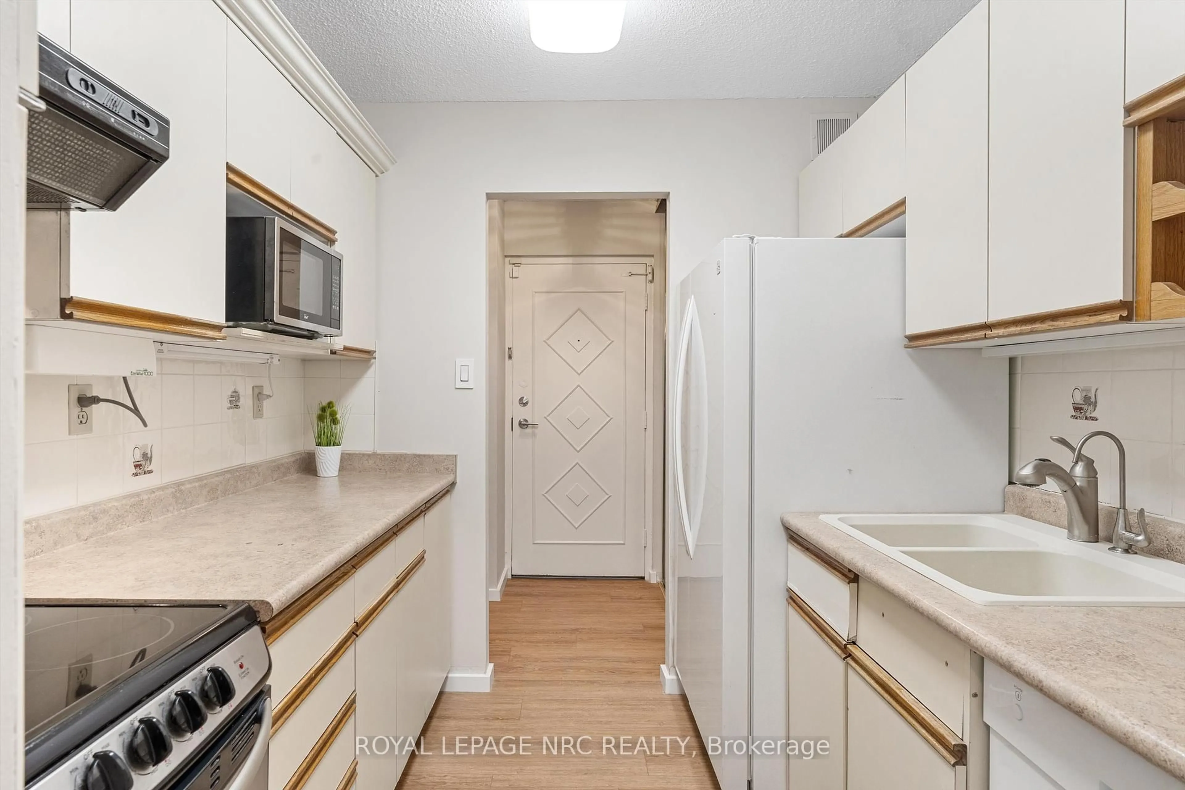 Standard kitchen, unknown for 365 Geneva St #401, St. Catharines Ontario L2N 5S7
