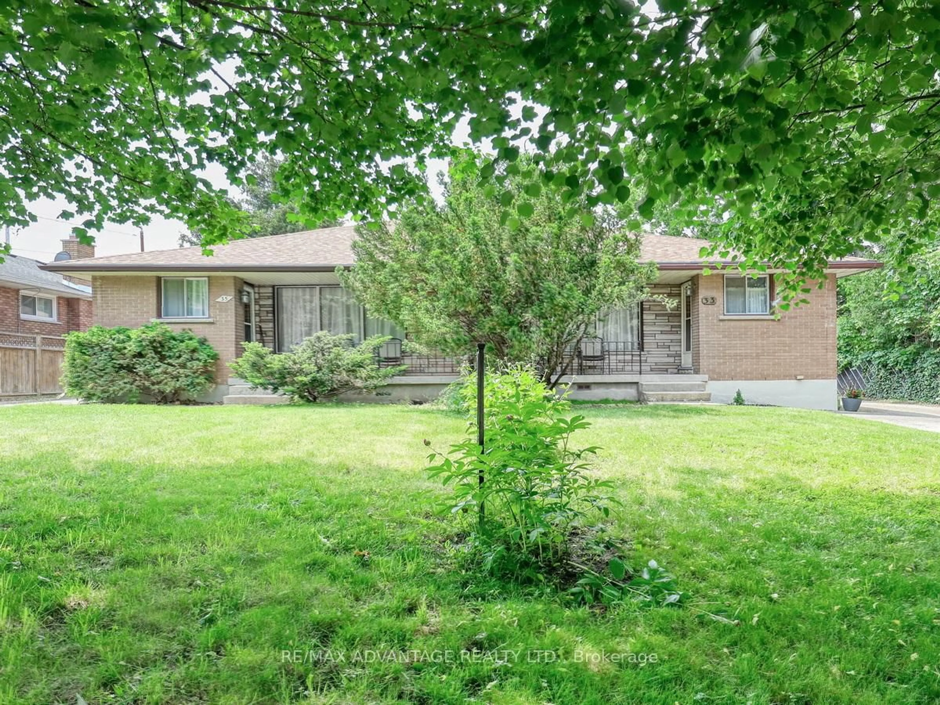 A pic from outside/outdoor area/front of a property/back of a property/a pic from drone, unknown for 33-35 Adare Cres, London South Ontario N6C 2S7